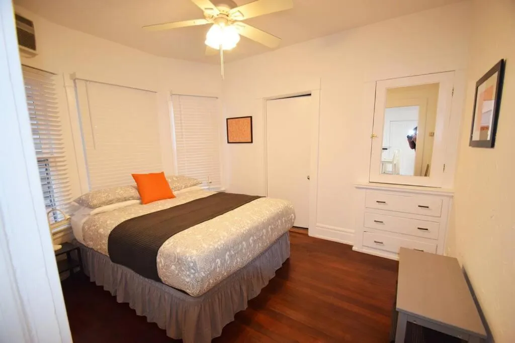 Photo of the whole room, Bed in Villa by the Ocean in Venice Beach