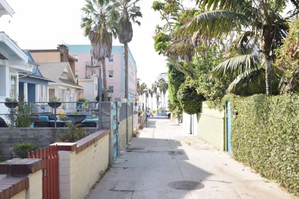 Street view in Villa by the Ocean in Venice Beach