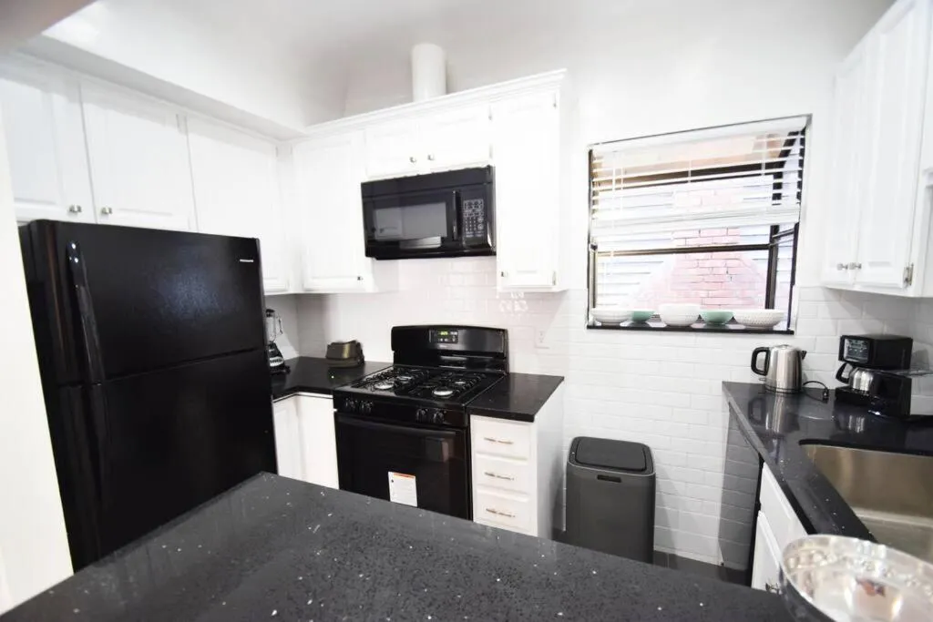 Kitchen or kitchenette in Villa by the Ocean in Venice Beach