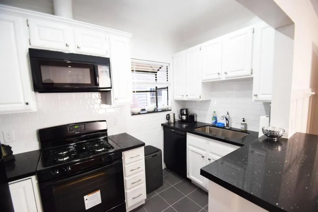 Kitchen or kitchenette in Villa by the Ocean in Venice Beach