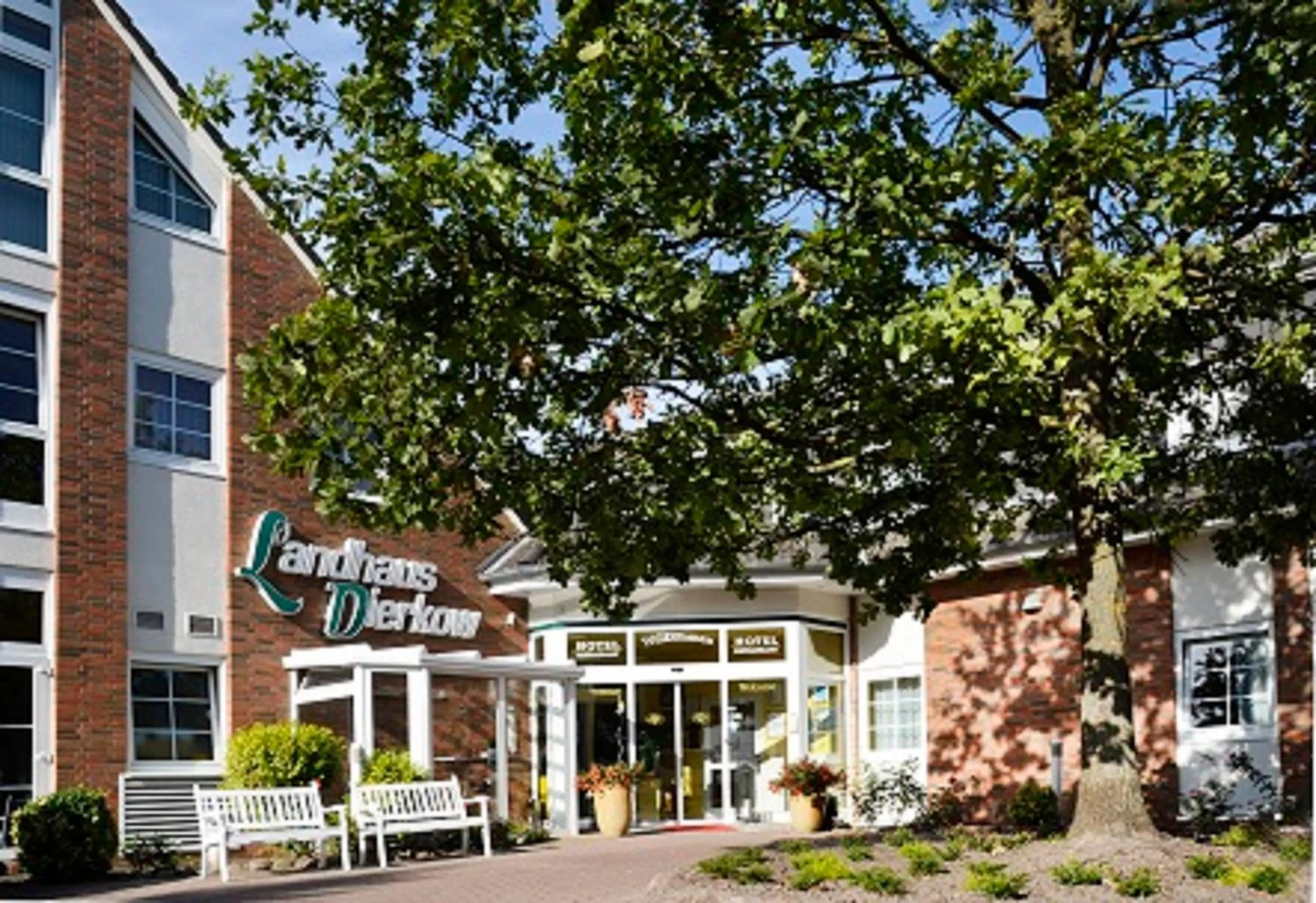 Facade/entrance in Hotel Landhaus Dierkow