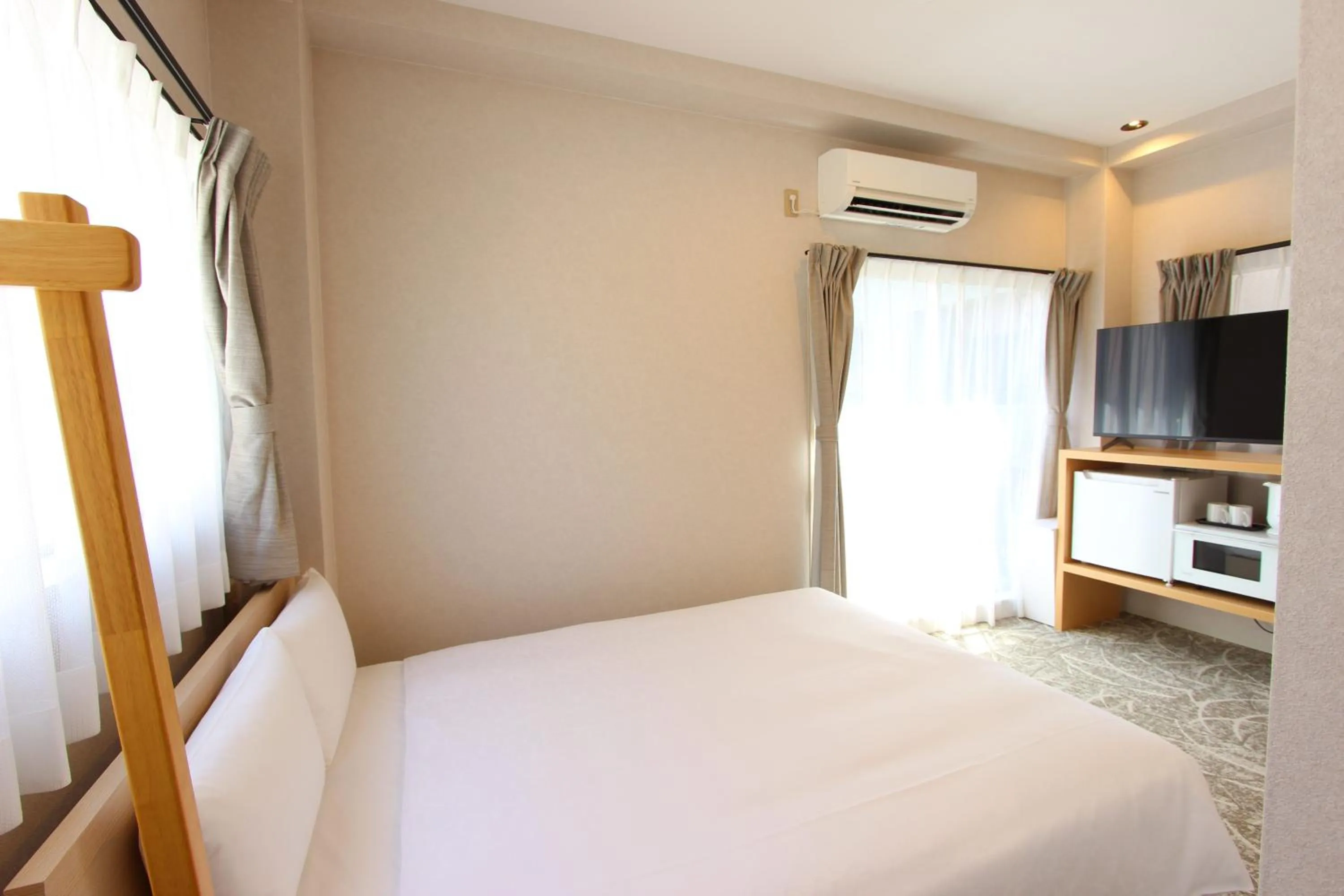 Photo of the whole room, Bed in Justin Fukuoka