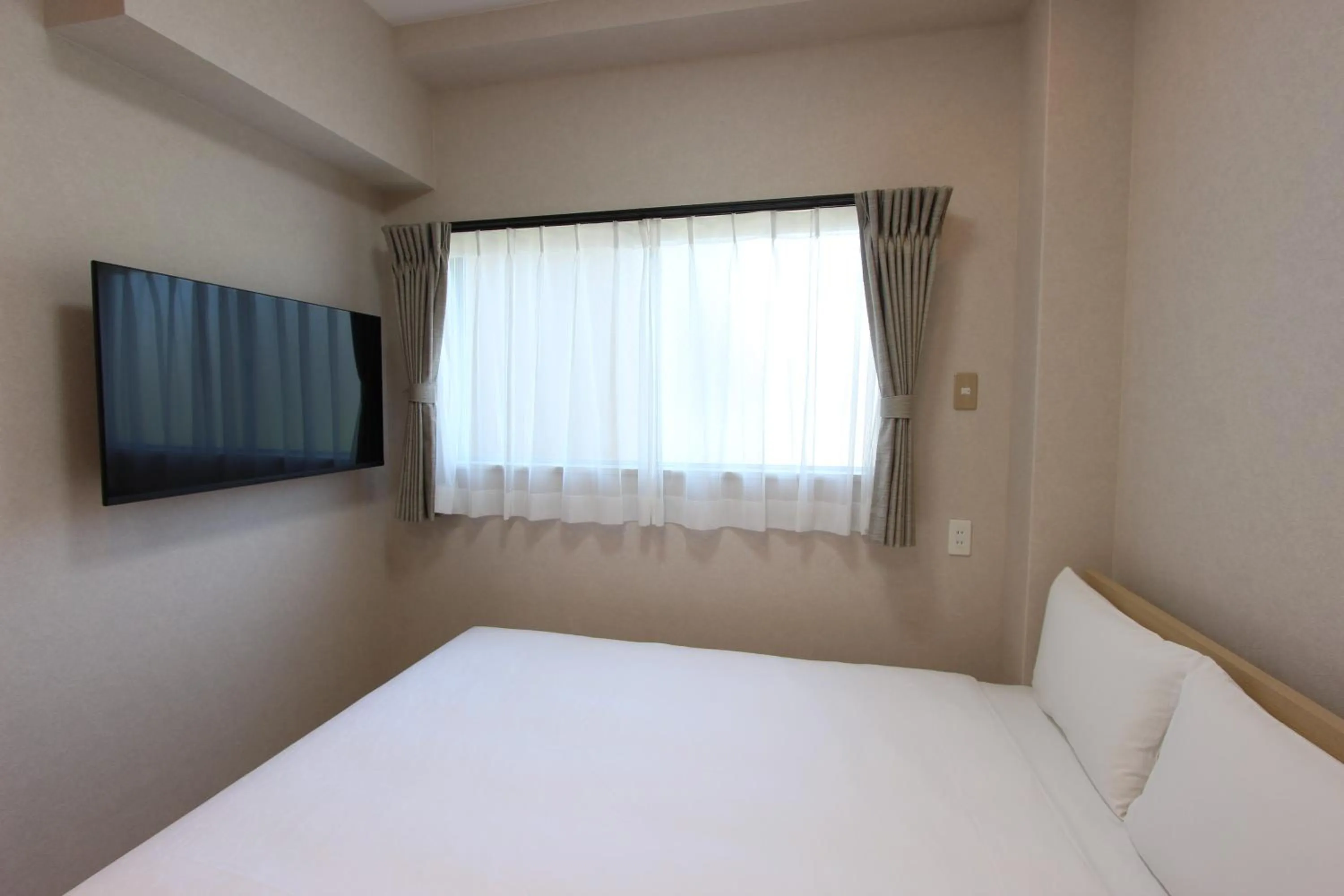 Photo of the whole room, Bed in Justin Fukuoka