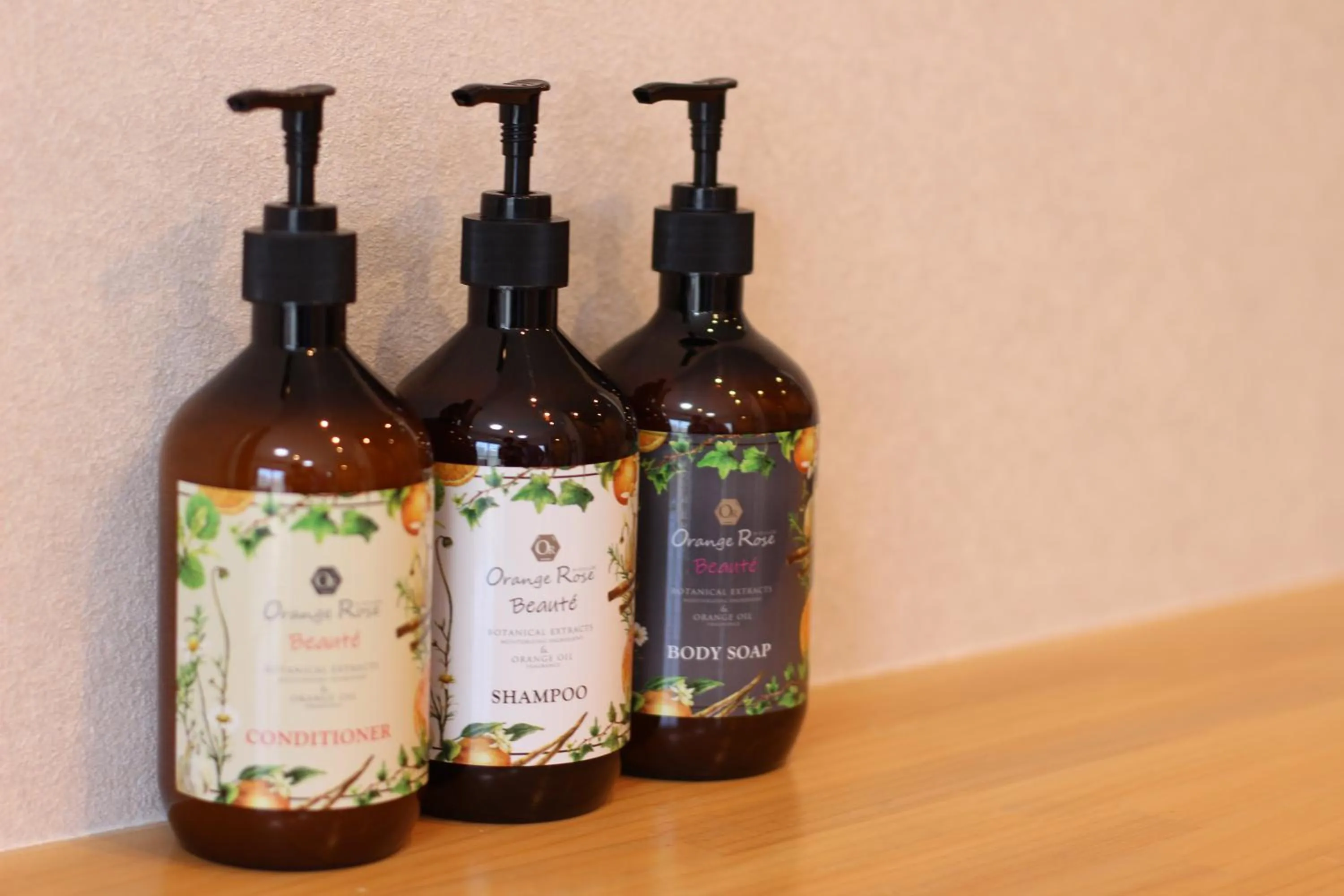 Photo of the whole room in Justin Fukuoka