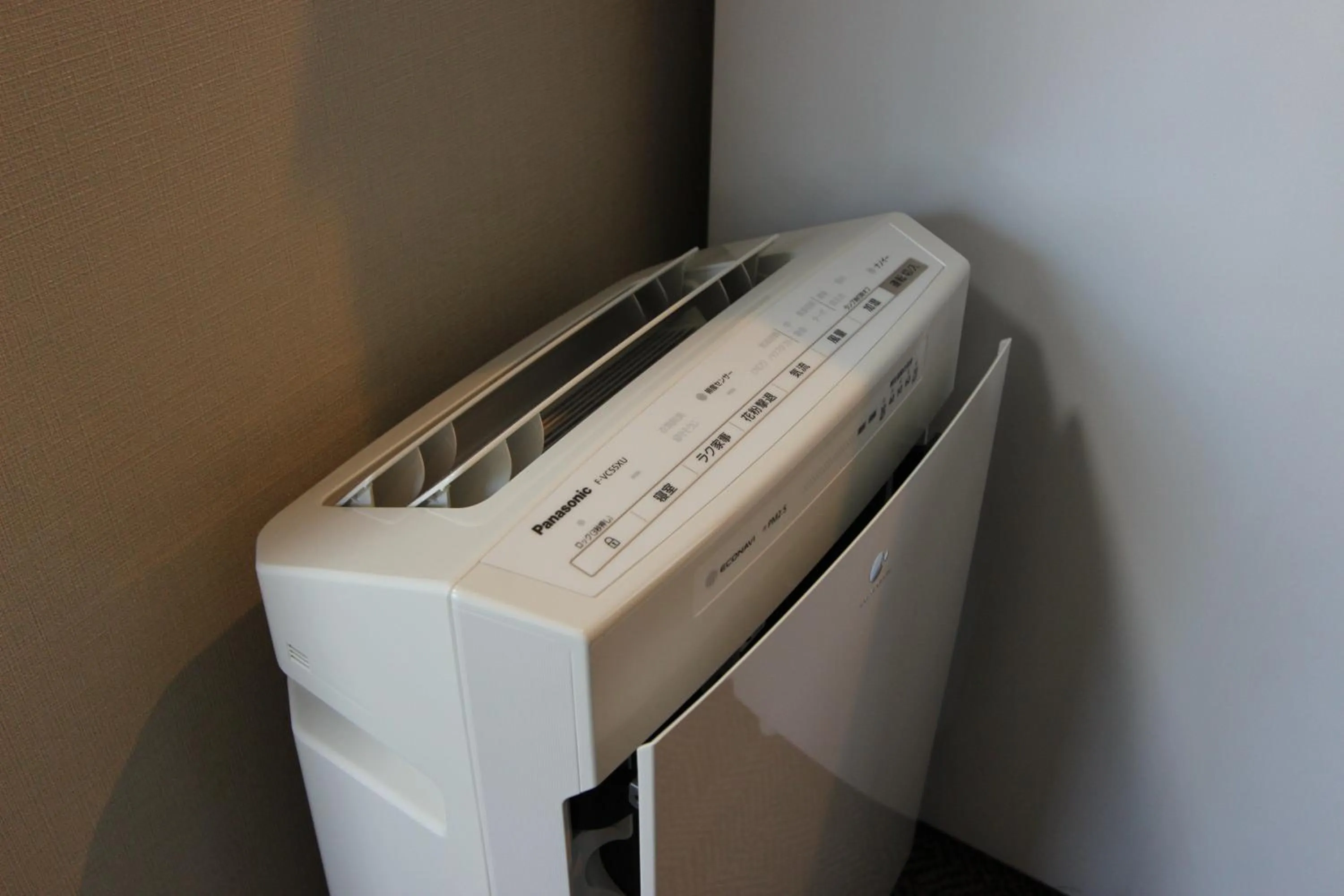 Photo of the whole room in Justin Fukuoka