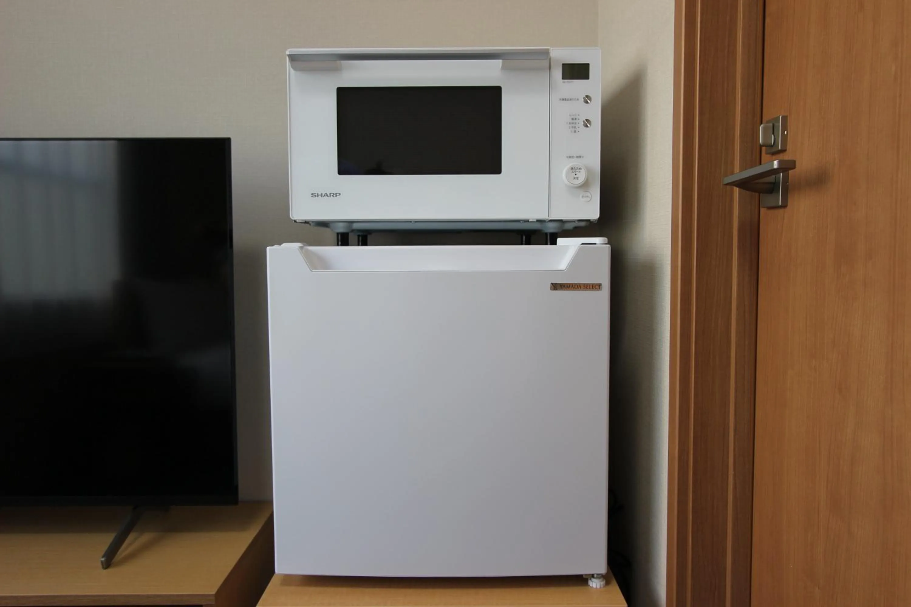 Photo of the whole room in Justin Fukuoka