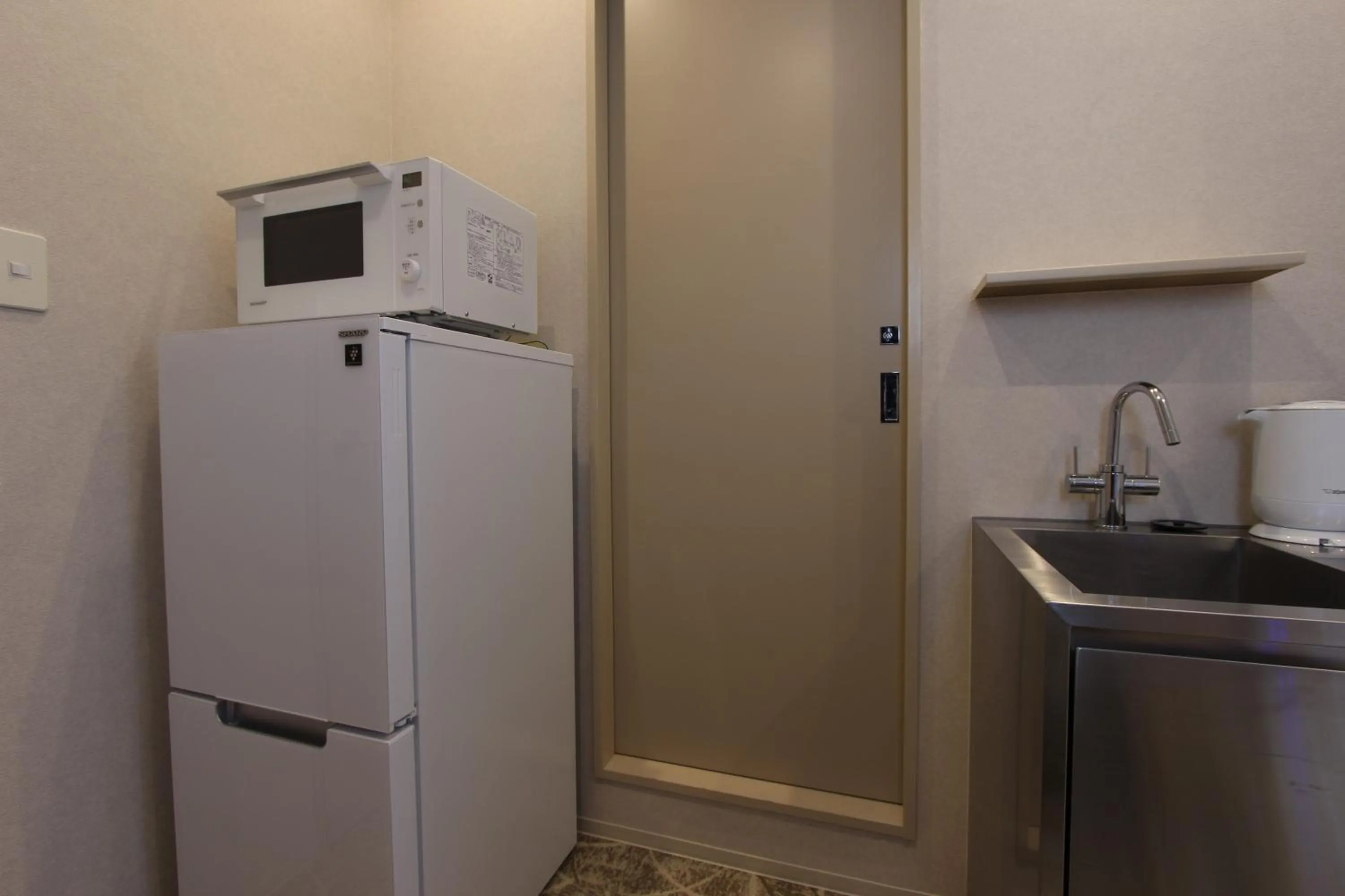 Photo of the whole room in Justin Fukuoka