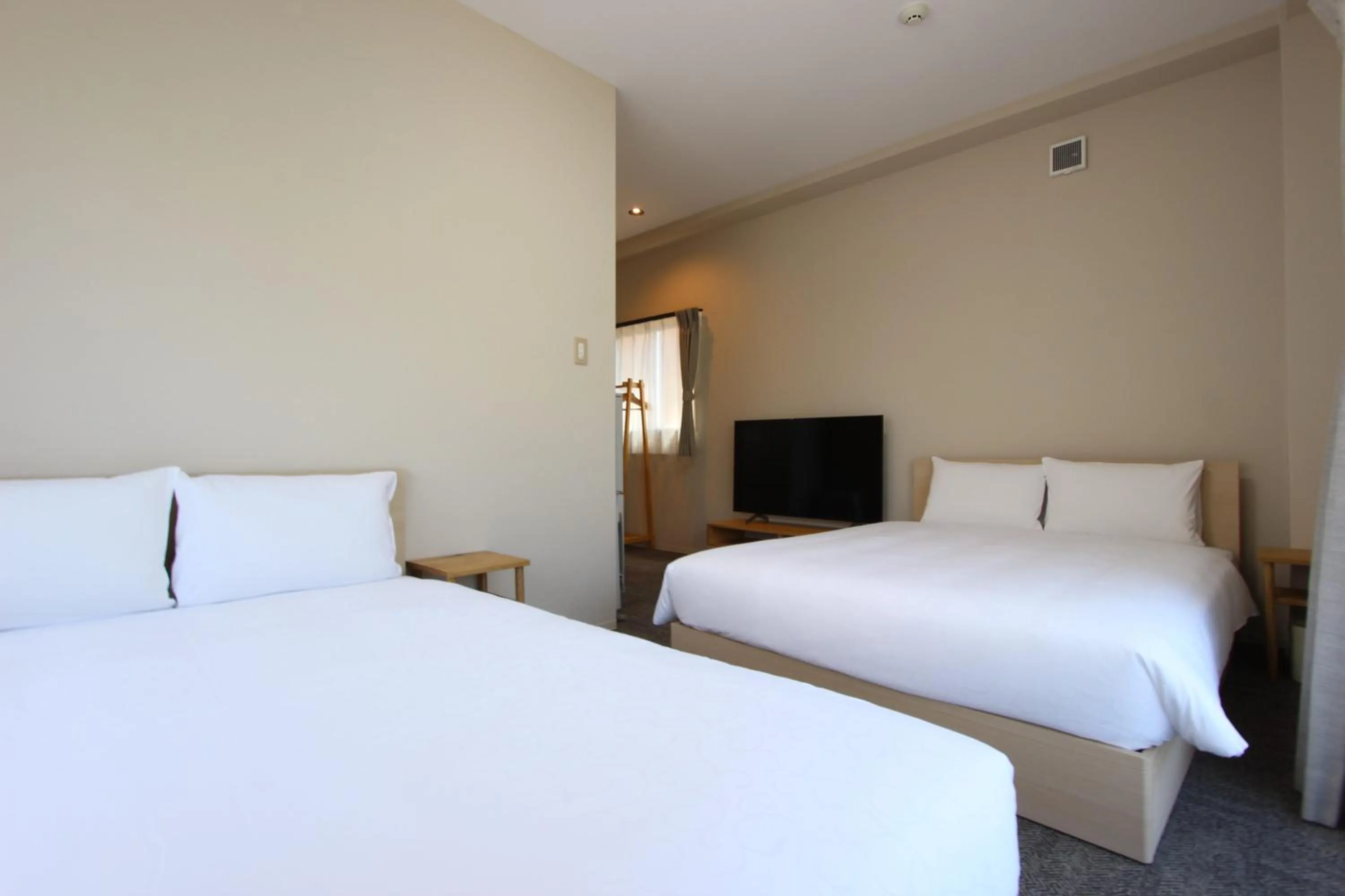 Bedroom, Bed in Justin Fukuoka