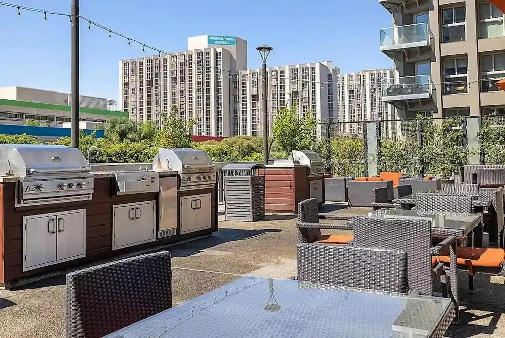 Modern Luxury 2 Bed with Panoramic City Views in Downtown LA