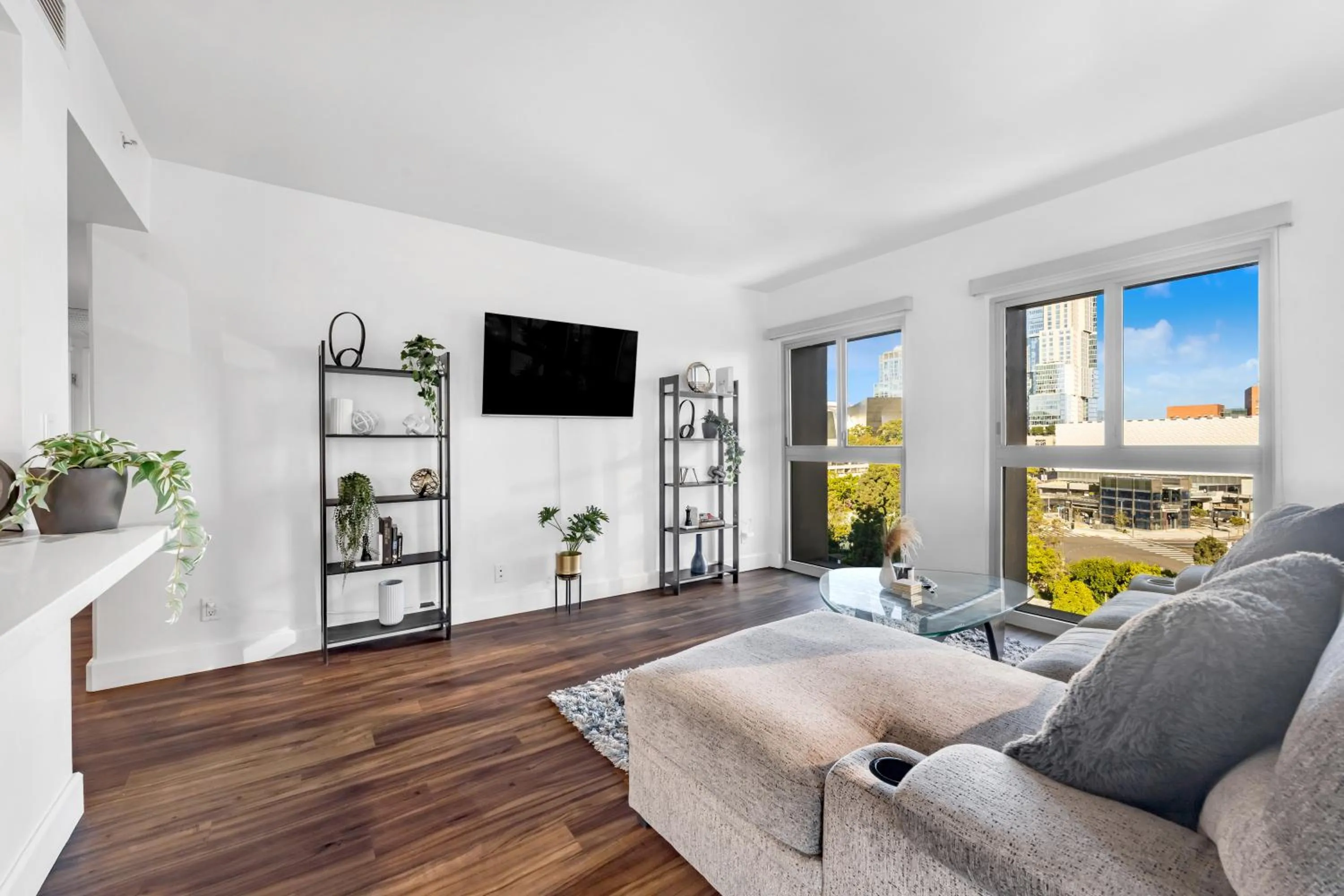 Modern Luxury 2 Bed with Panoramic City Views in Downtown LA