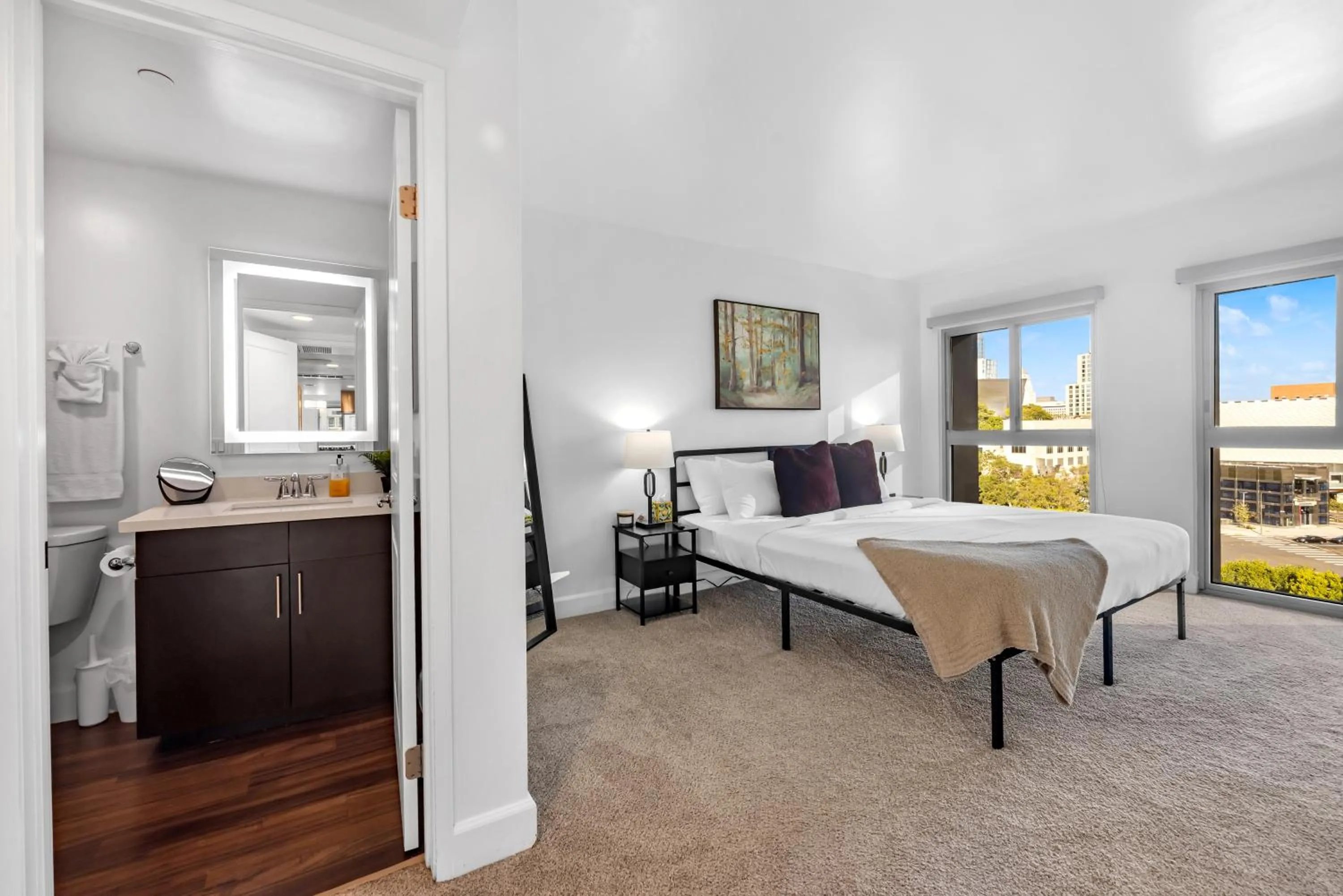 Modern Luxury 2 Bed with Panoramic City Views in Downtown LA