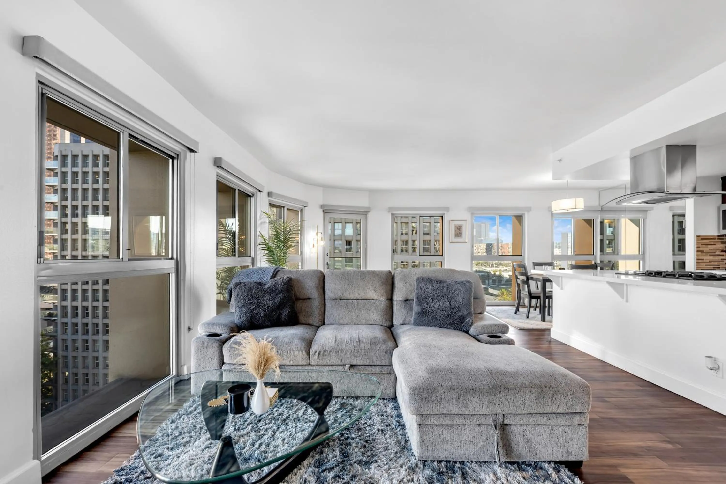 Modern Luxury 2 Bed with Panoramic City Views in Downtown LA