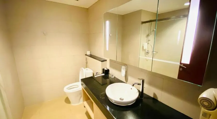 Toilet in The H Tower Rasuna Suites Kuningan Jakarta By Villaloka