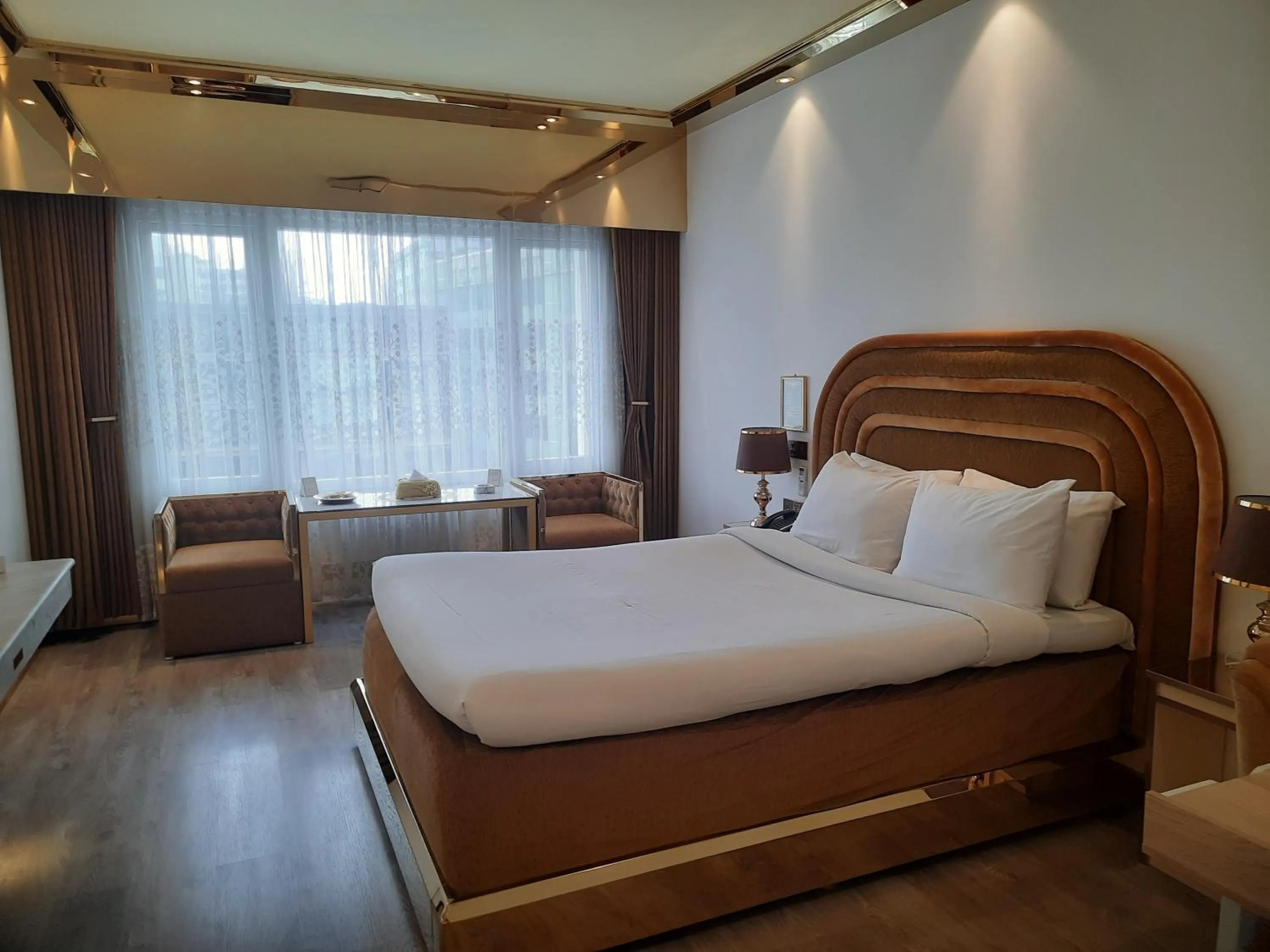 Bed in Hotel Razmoni Isha Kha International