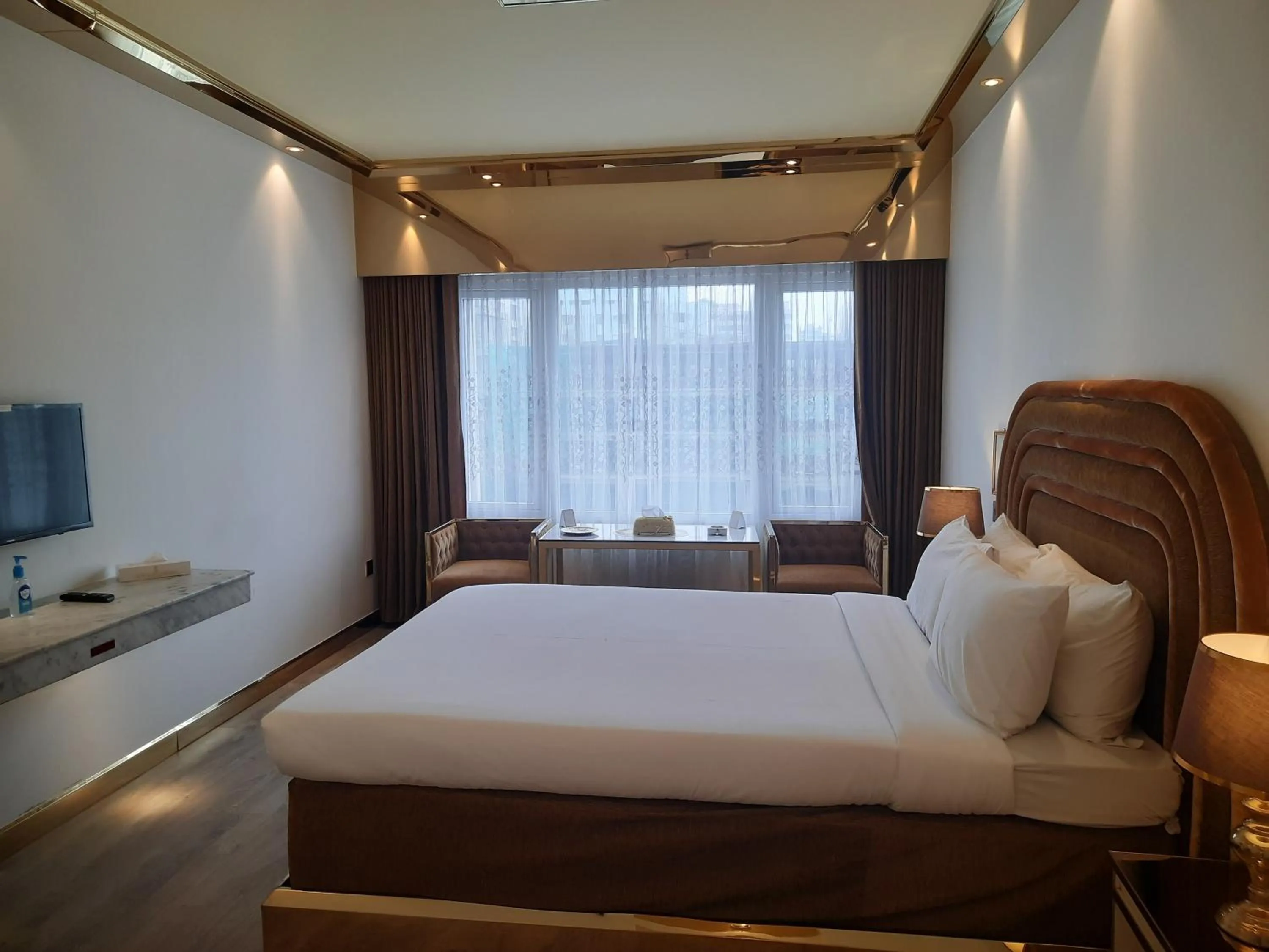 Bed in Hotel Razmoni Isha Kha International
