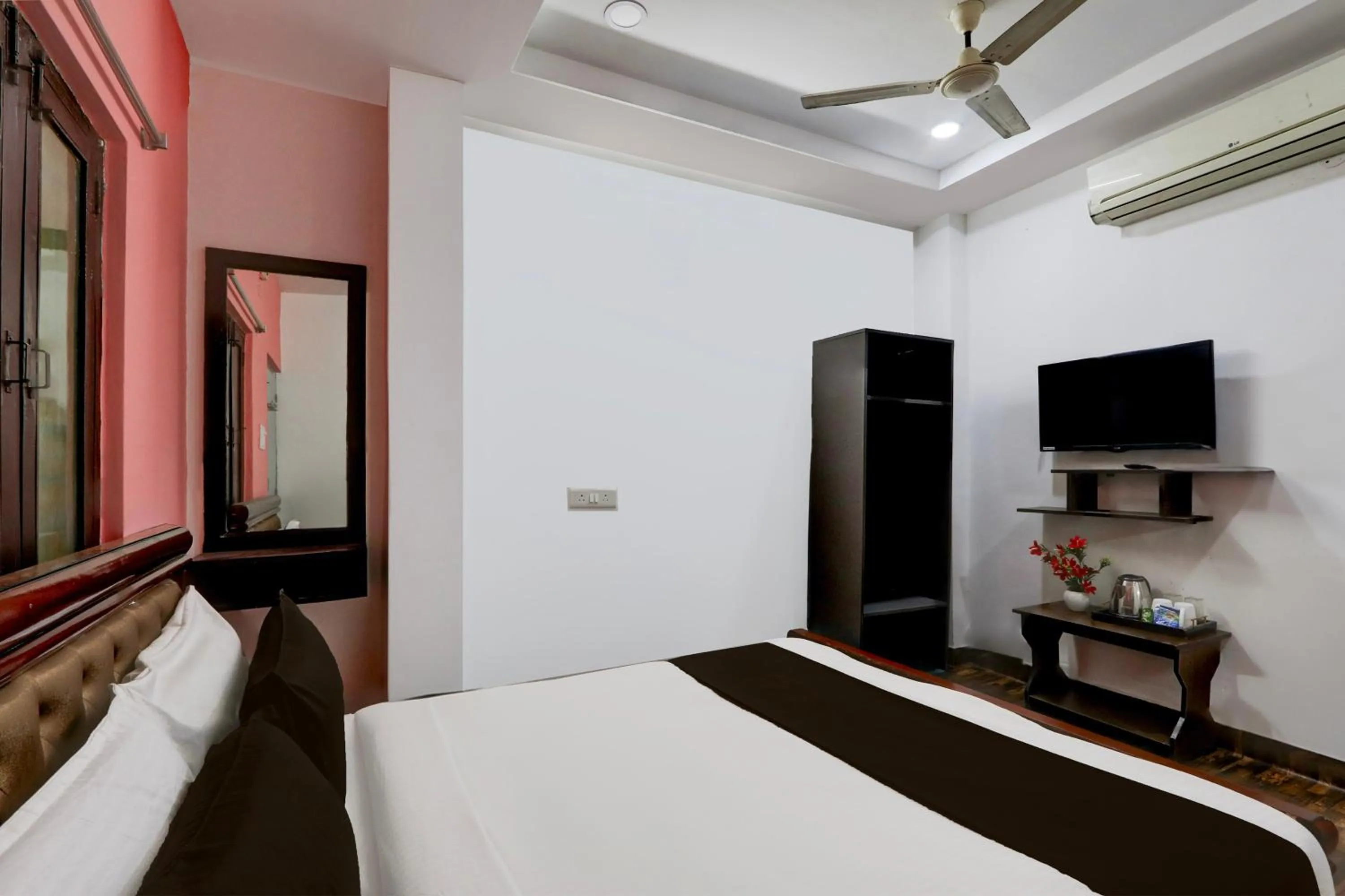 Bedroom, Bed in Hotel O Heavens Inn