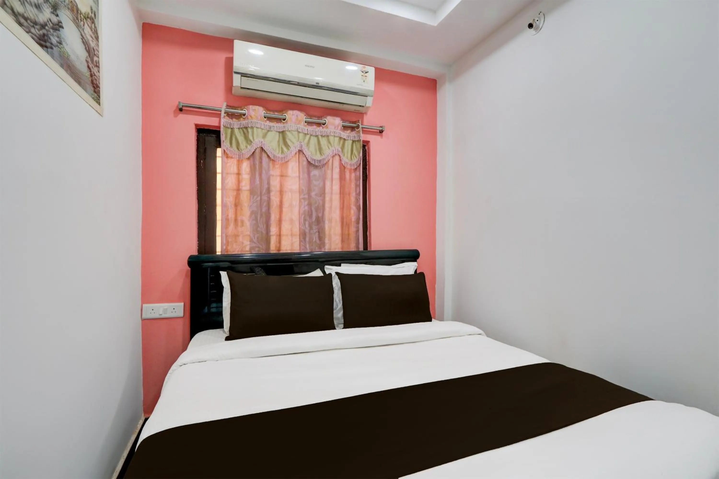 Bedroom, Bed in Hotel O Heavens Inn