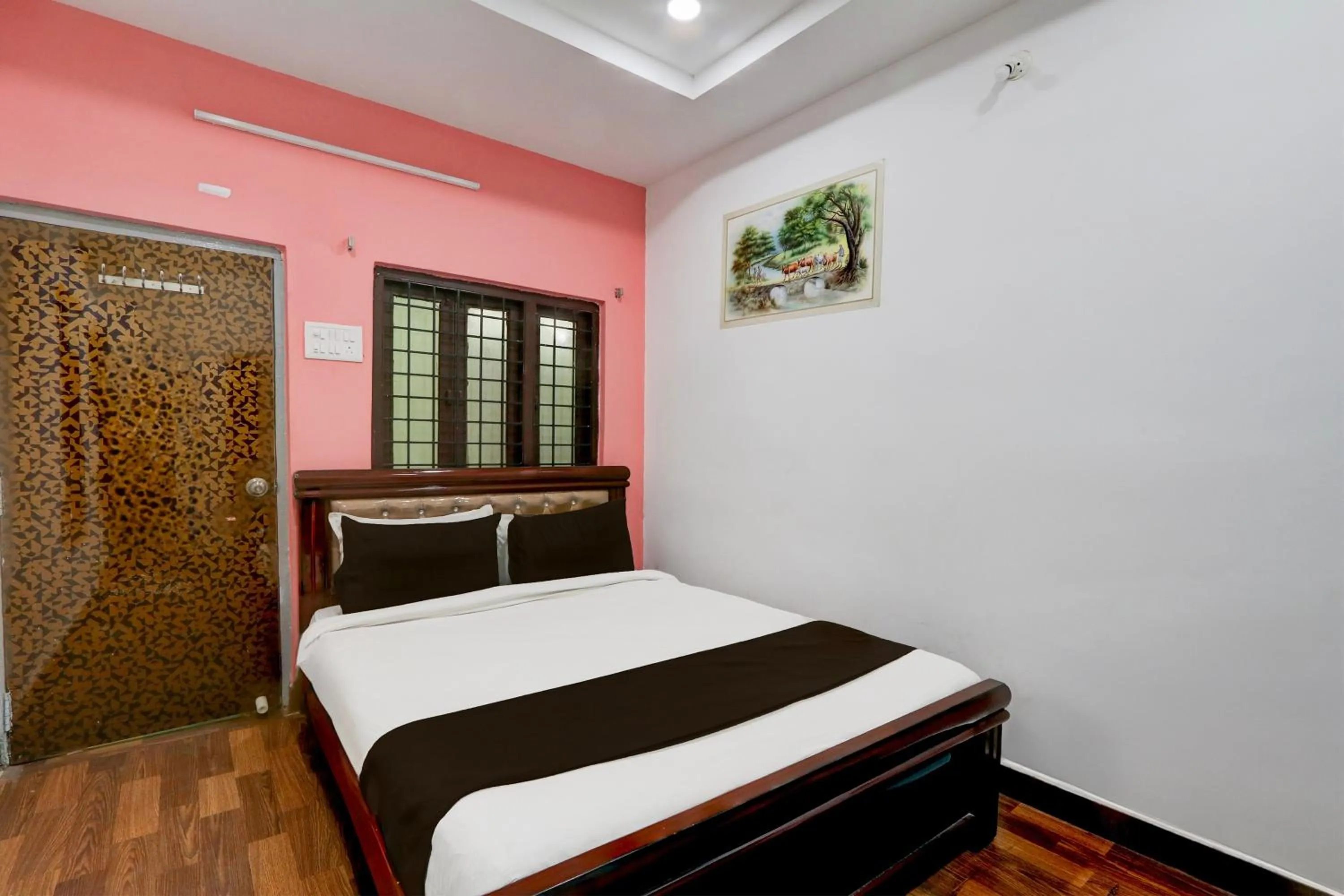 Bedroom, Bed in Hotel O Heavens Inn