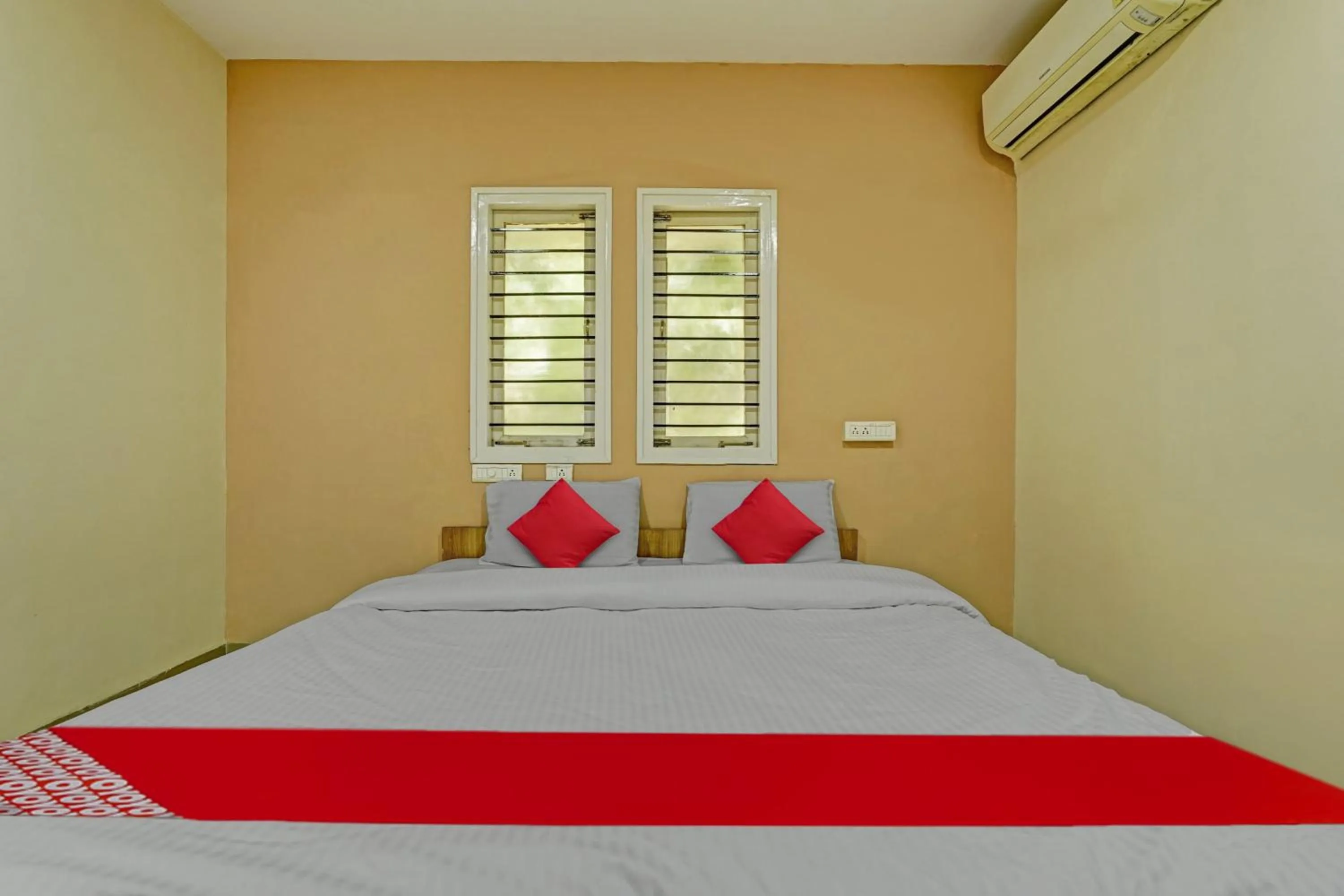 Bedroom, Bed in Hotel O Indra Suites