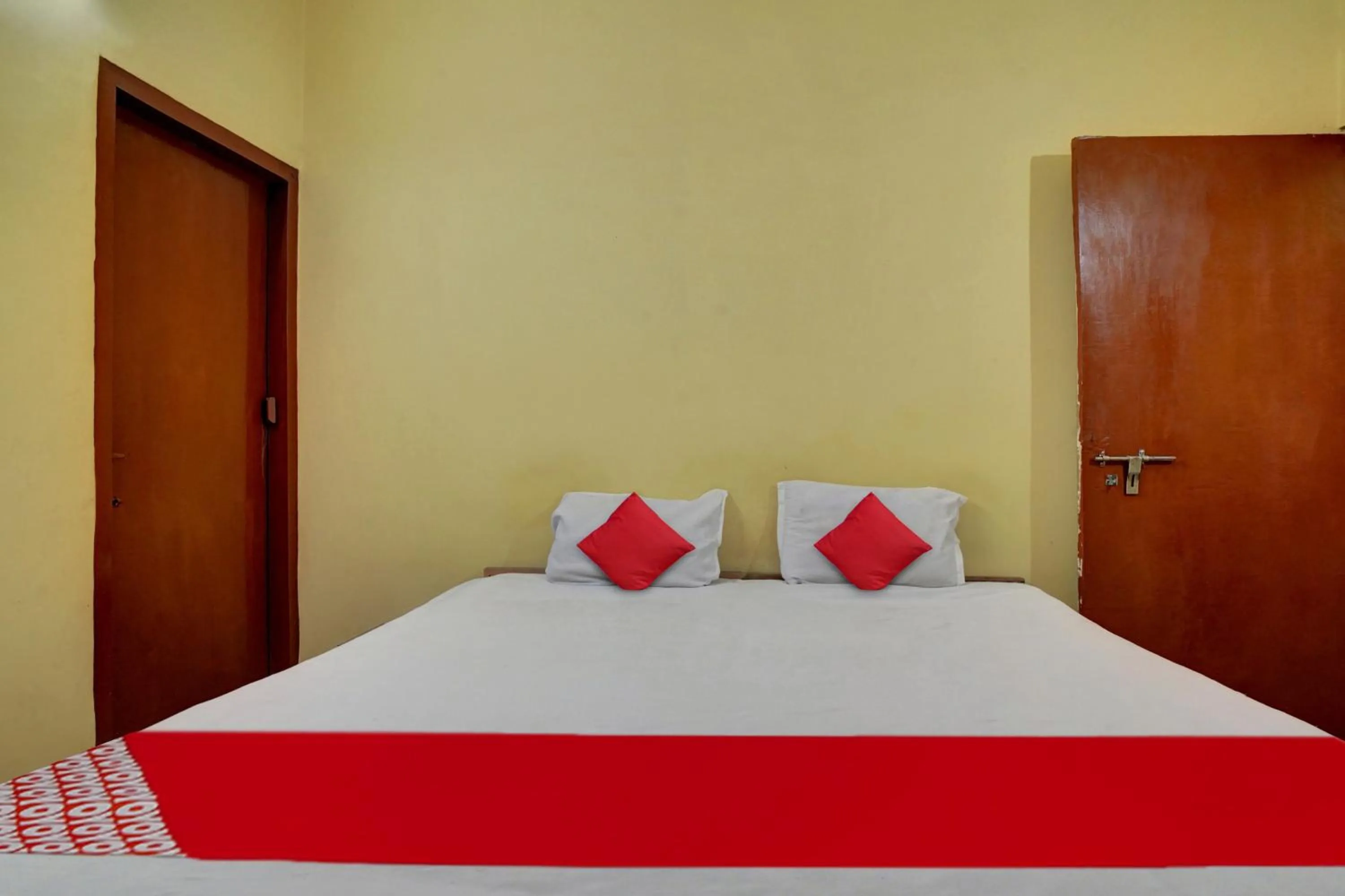 Bedroom, Bed in Super Hotel O Om Shriyam Banquet And Heritage