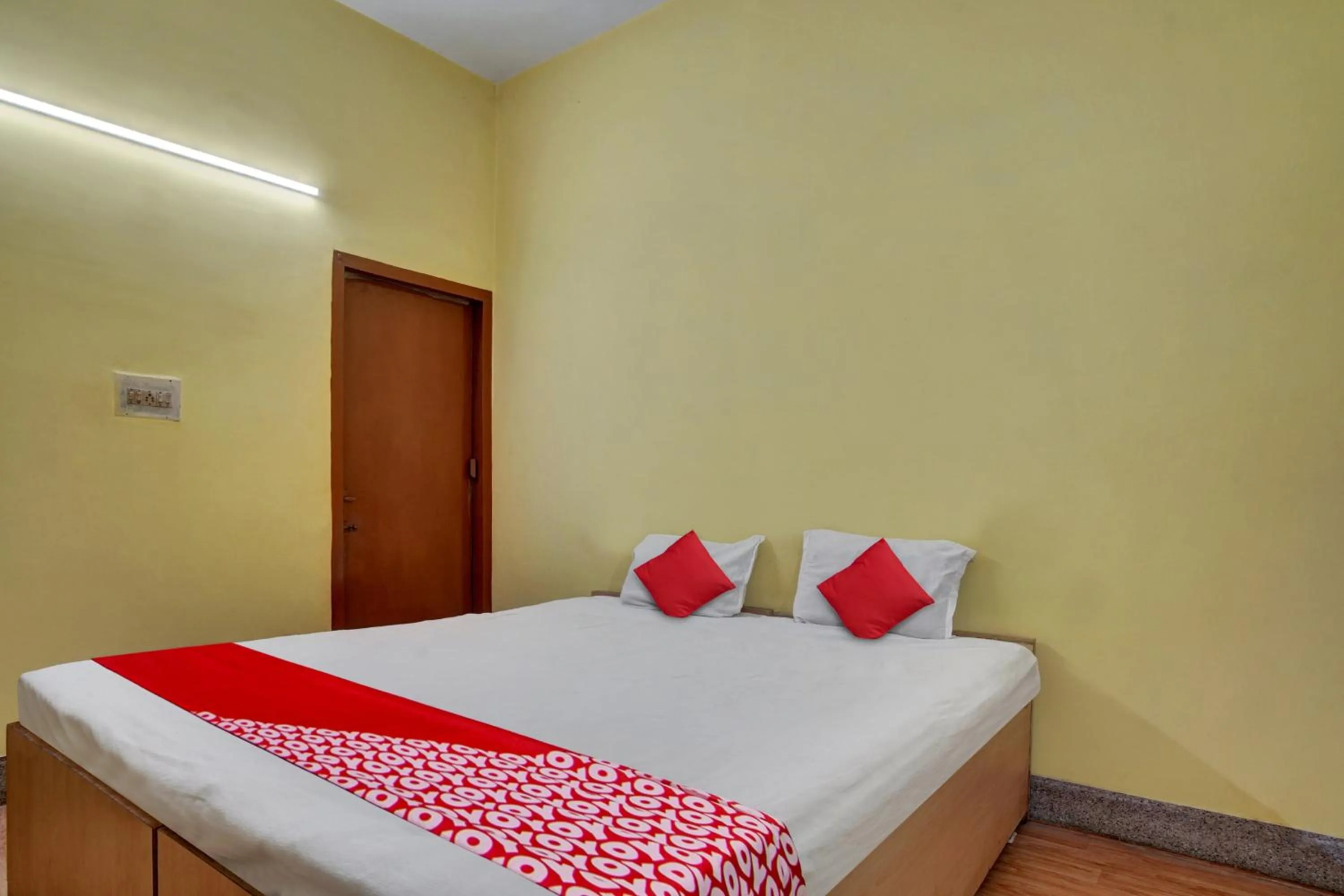 Bedroom, Bed in Super Hotel O Om Shriyam Banquet And Heritage