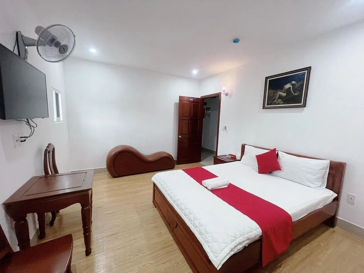 Communal lounge/ TV room, Bed in Thiên Phát Hotel - SECC