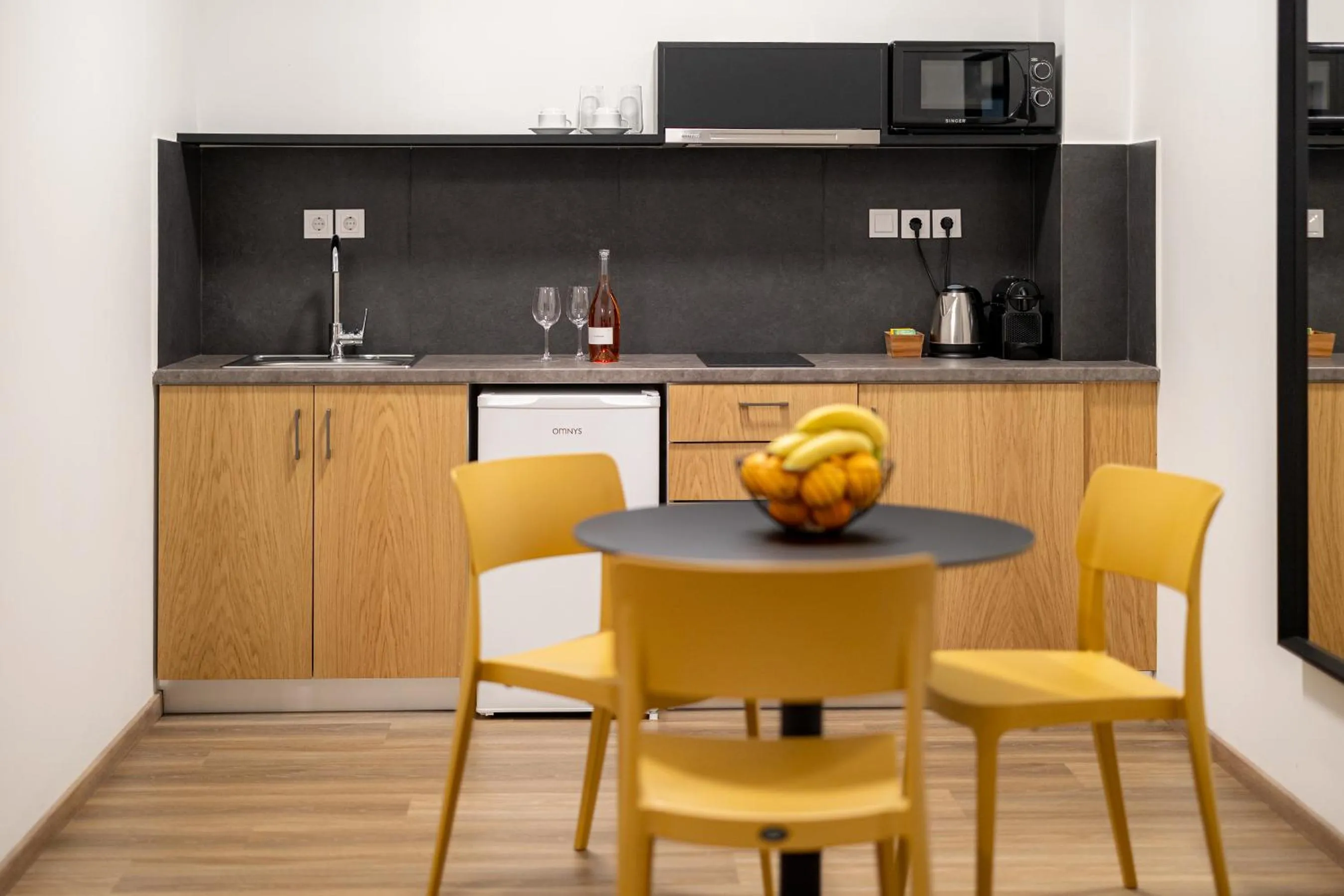 Kitchen or kitchenette in Earos Urban Living
