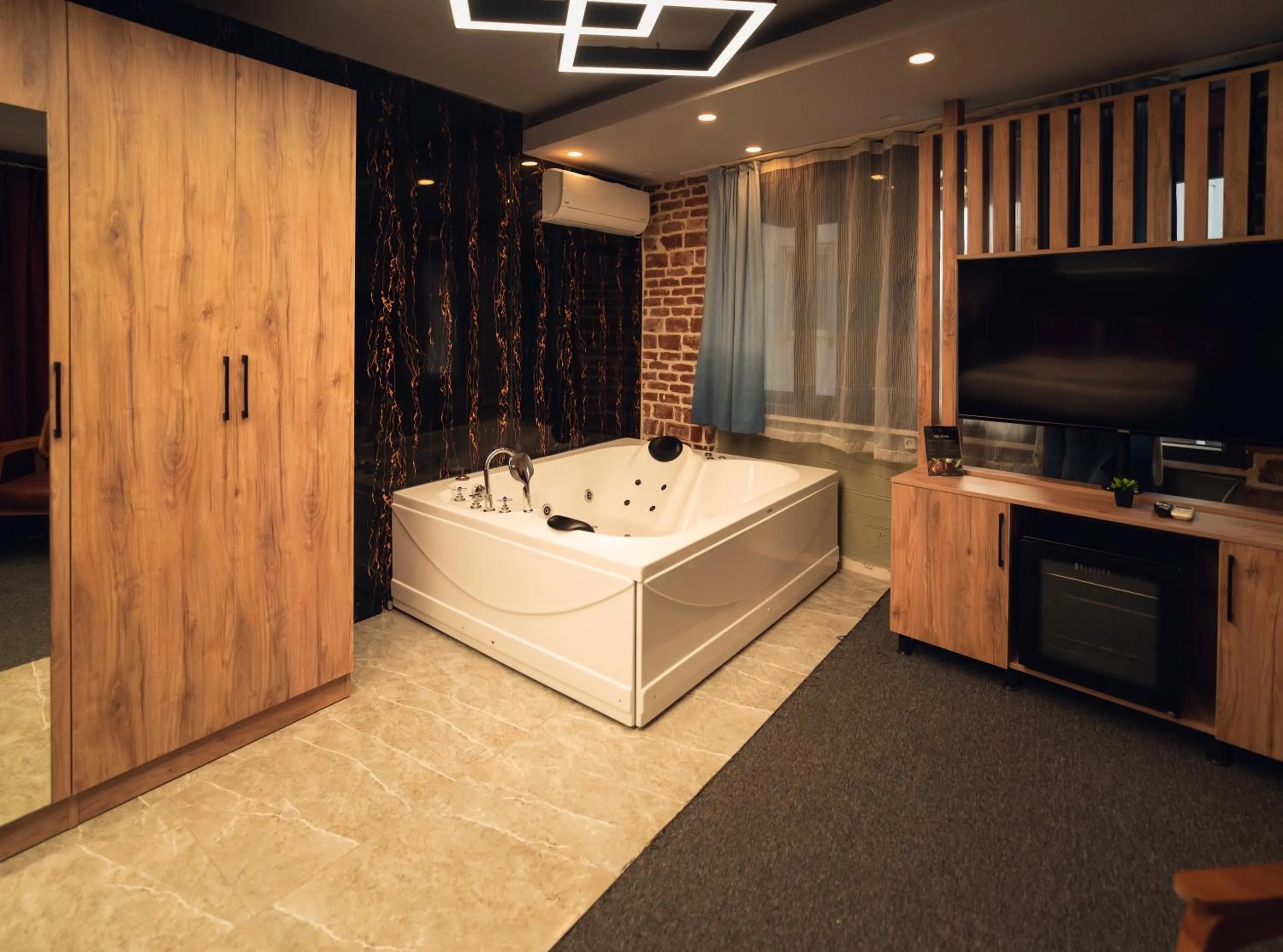 Communal lounge/ TV room in Galata Greenland Hotel