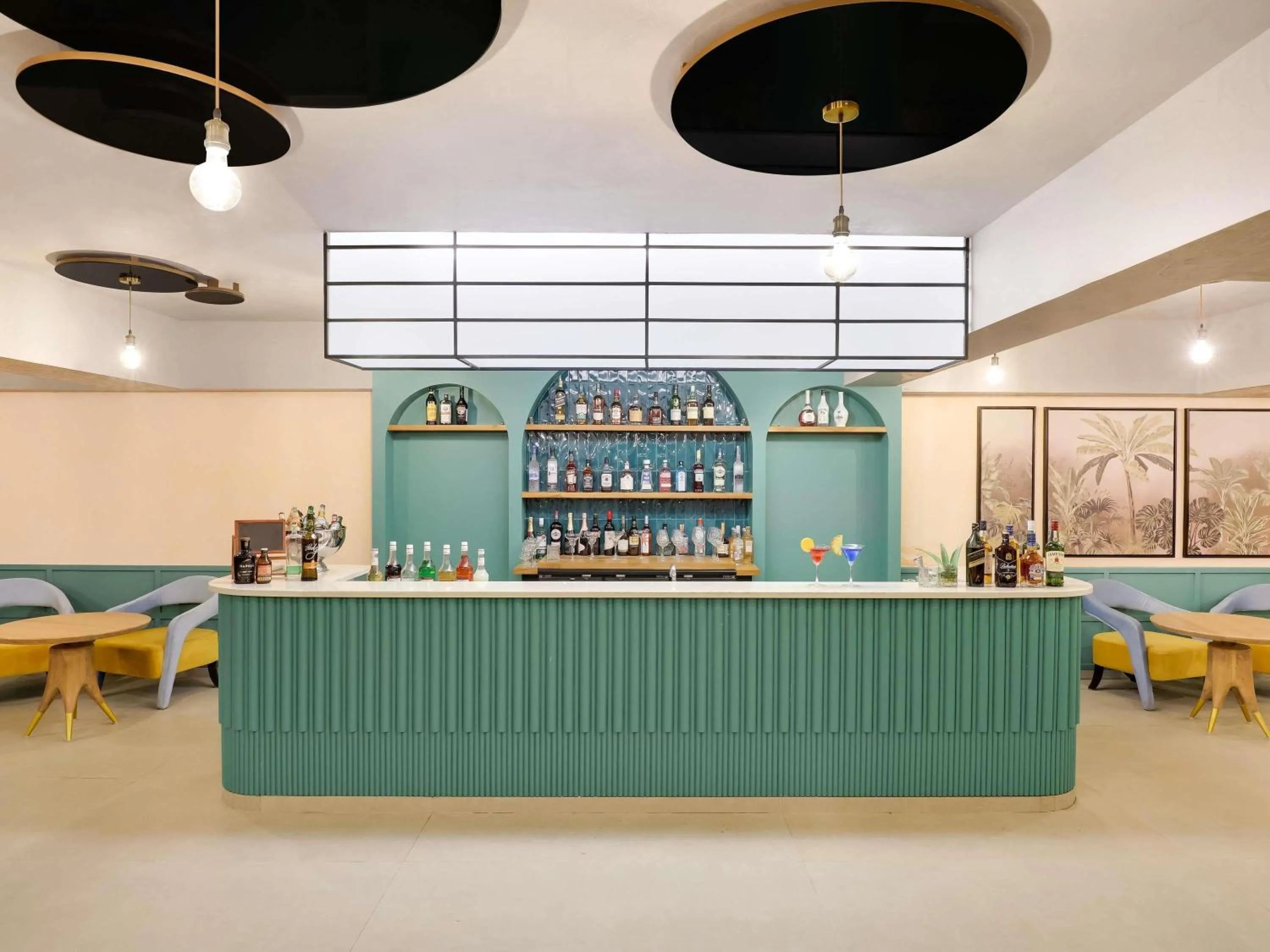 Lounge or bar in Grand Mercure Goa Candolim - An Accor Hotels Brand