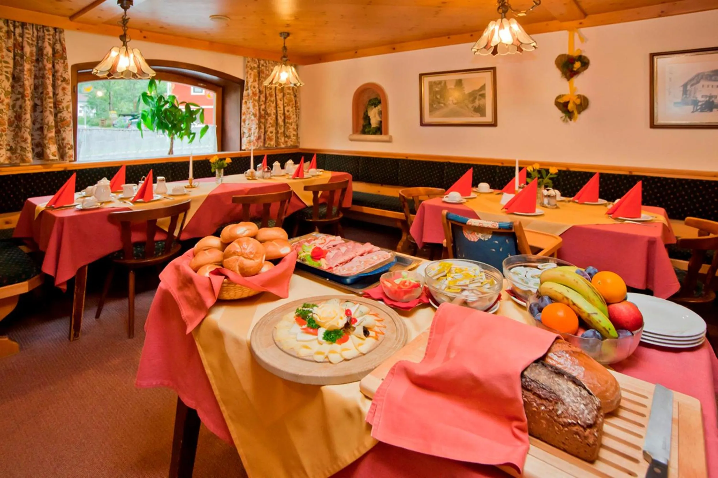 Buffet breakfast in Gasthaus Mitterjager