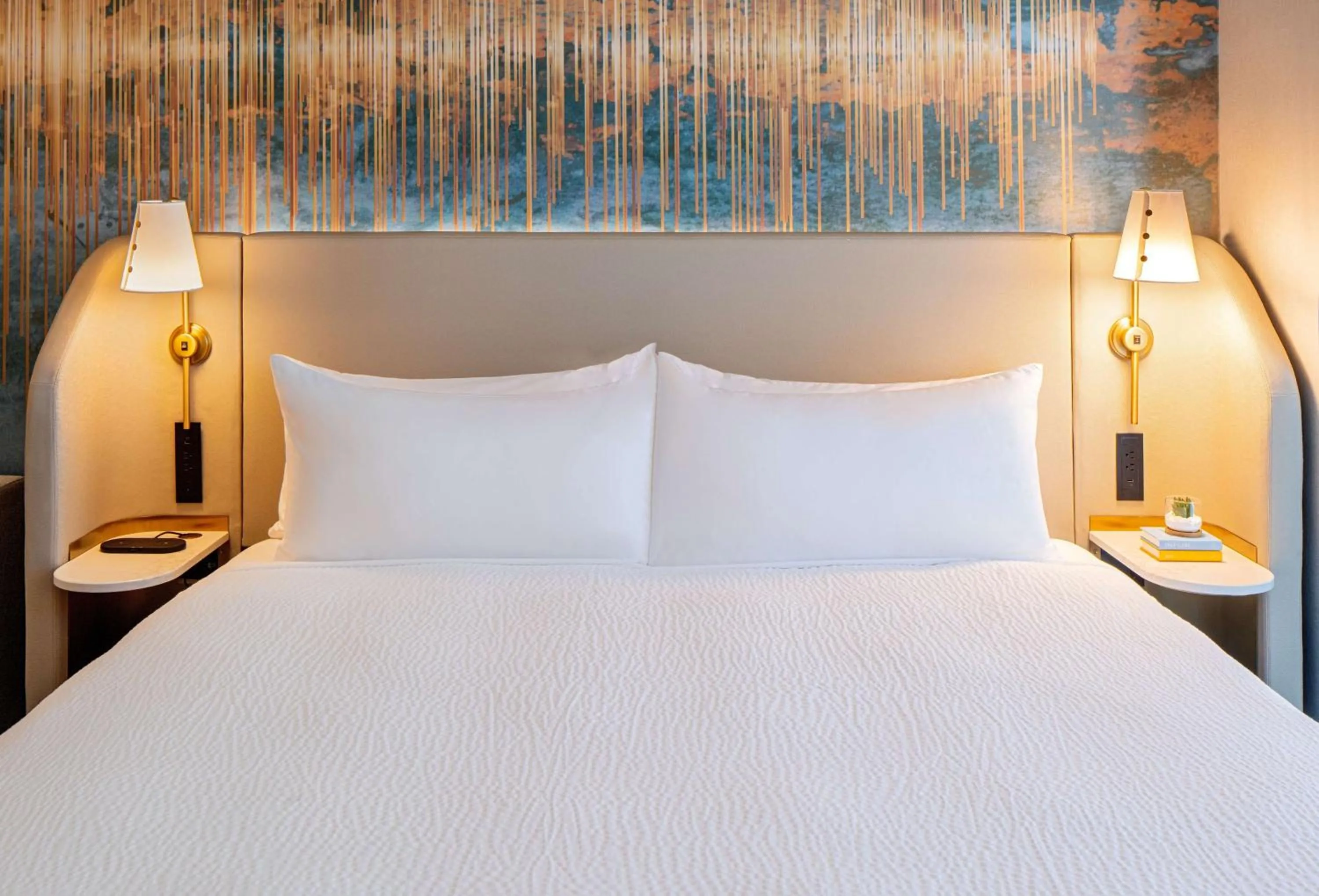 Bed in Tempo By Hilton Nashville Downtown