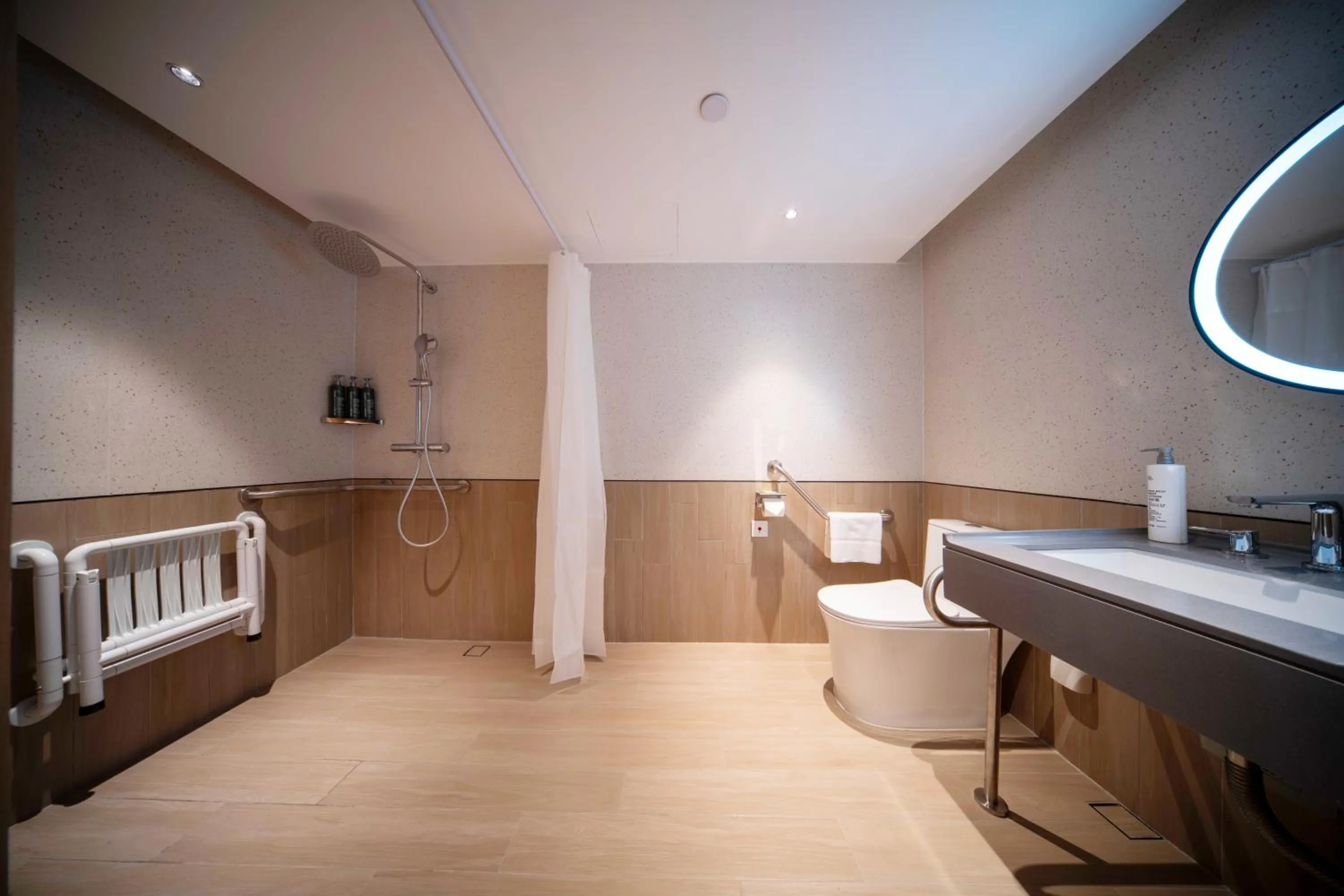 Toilet in Hilton Garden Inn Guangzhou Airport Aerotropolis - Free shuttle to Airport