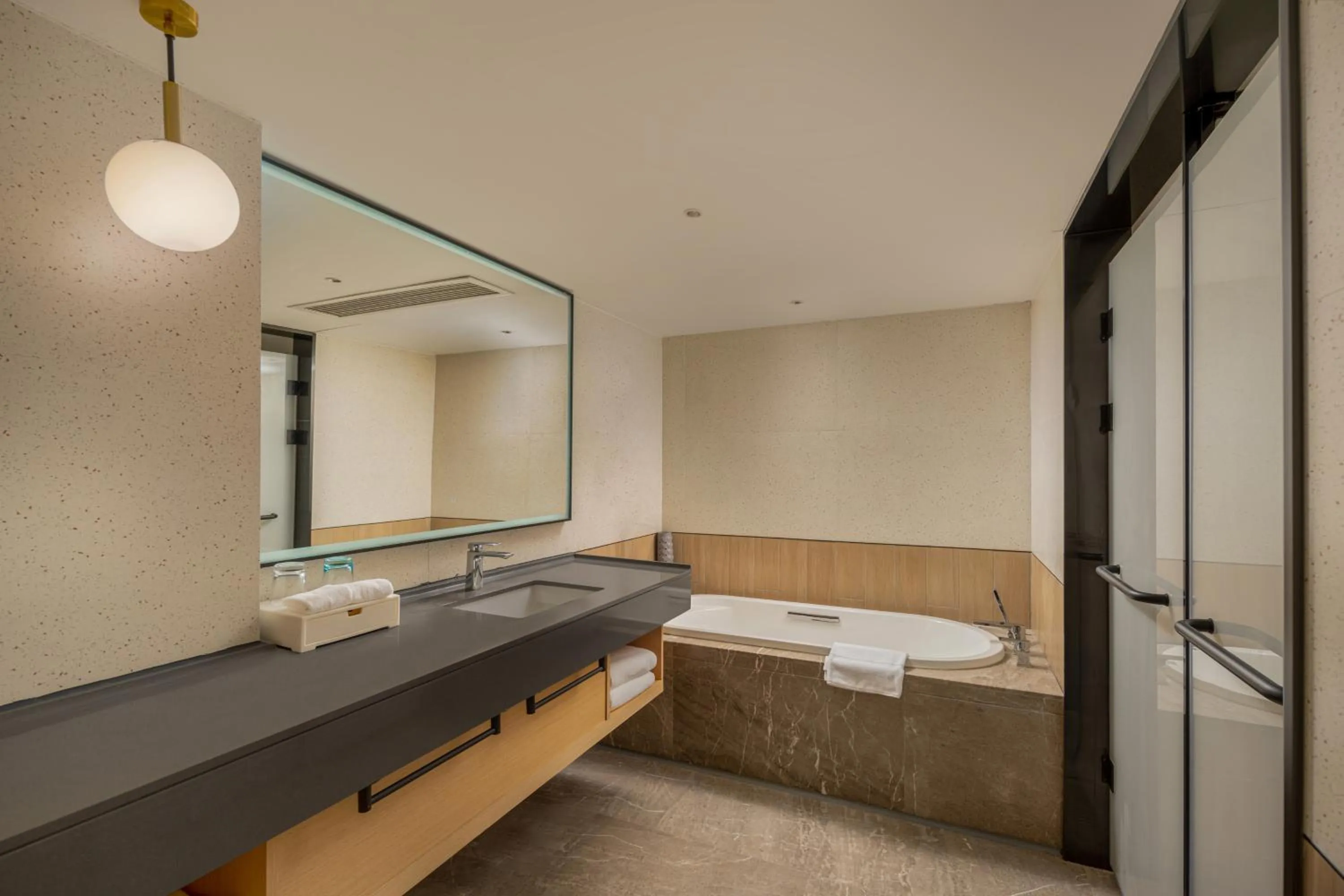 Toilet in Hilton Garden Inn Guangzhou Airport Aerotropolis - Free shuttle to Airport