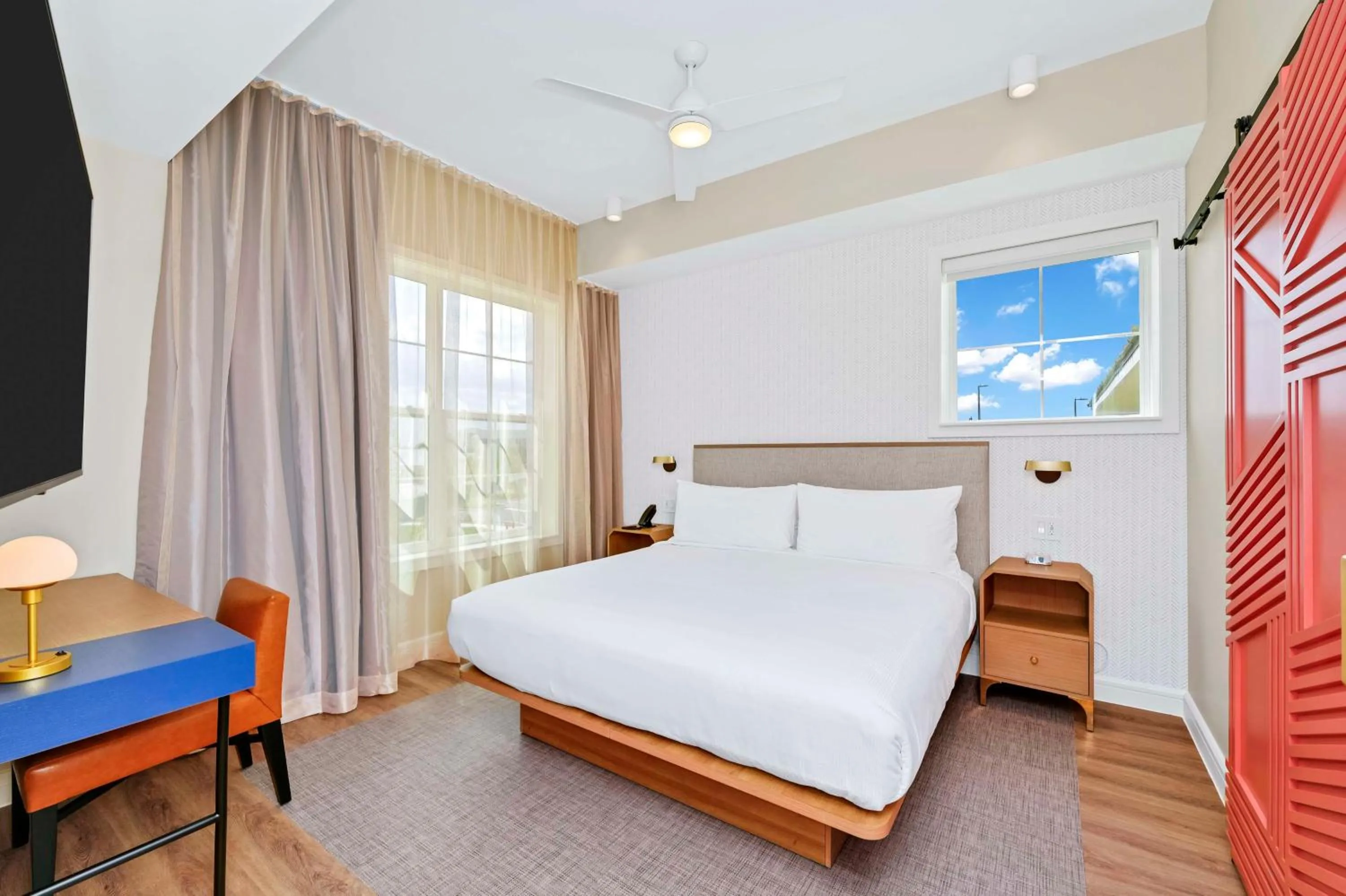 Bed in Embassy Suites By Hilton Orlando Sunset Walk