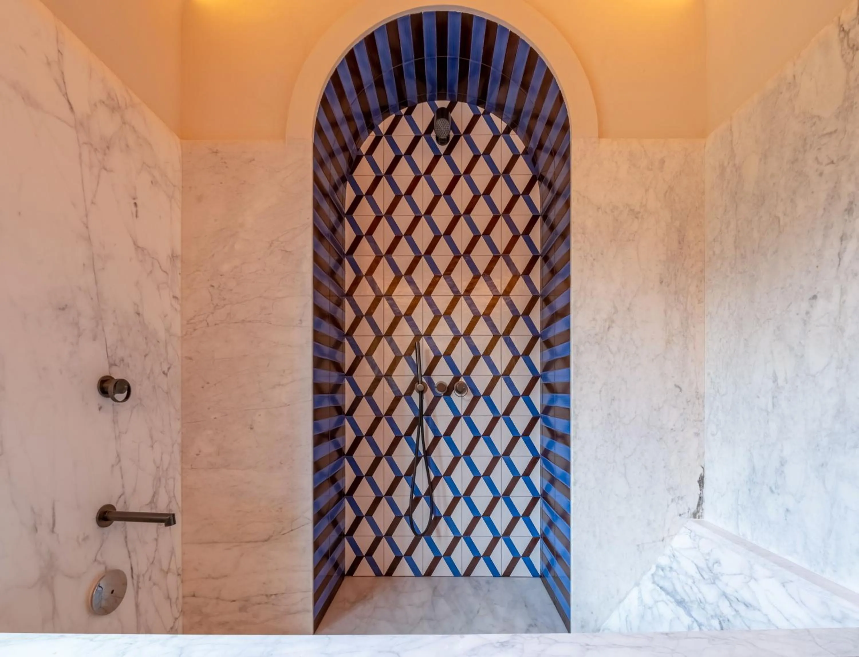 Shower in Gargiulo Resort