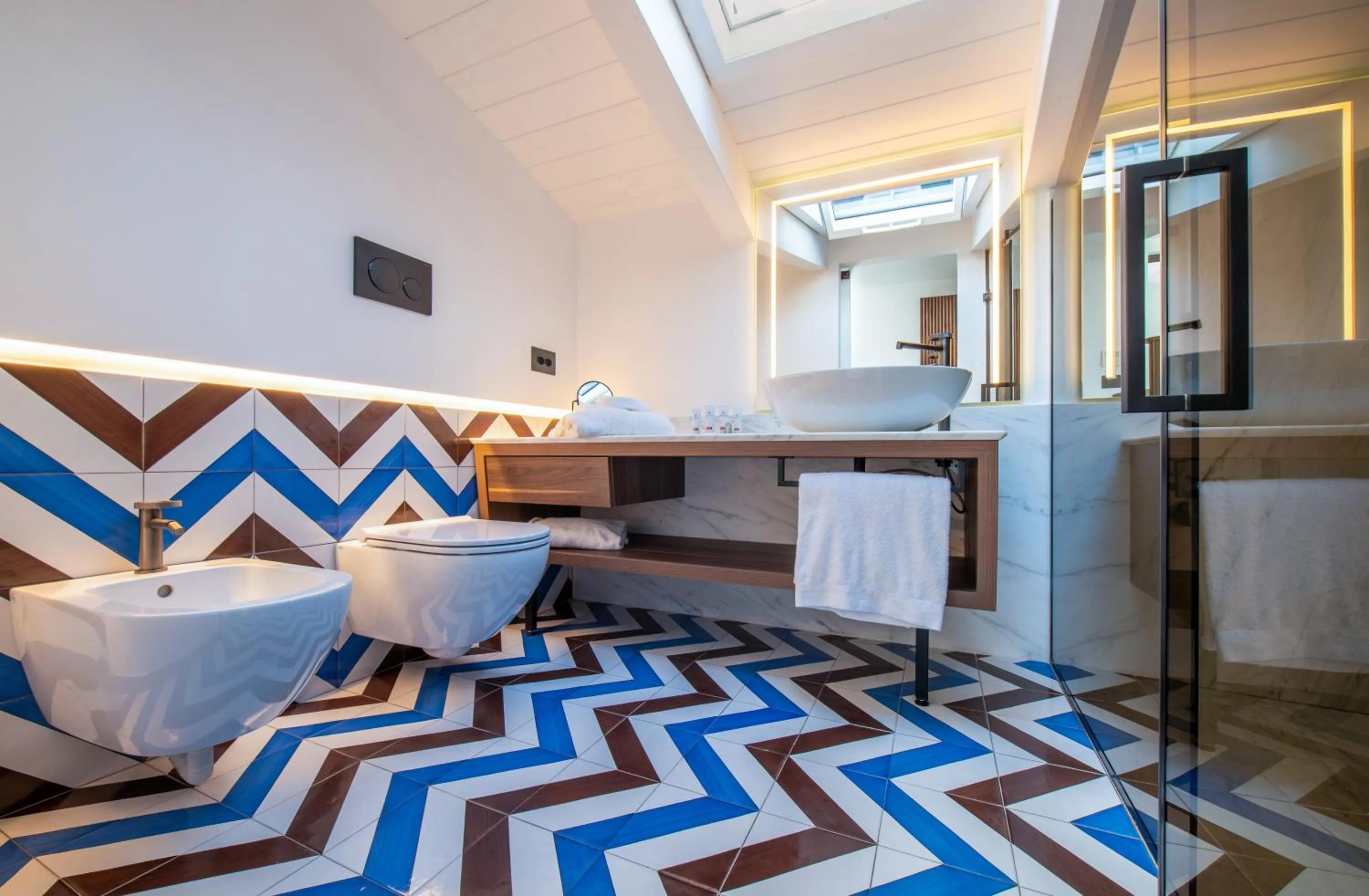 Shower, Bed in Gargiulo Resort