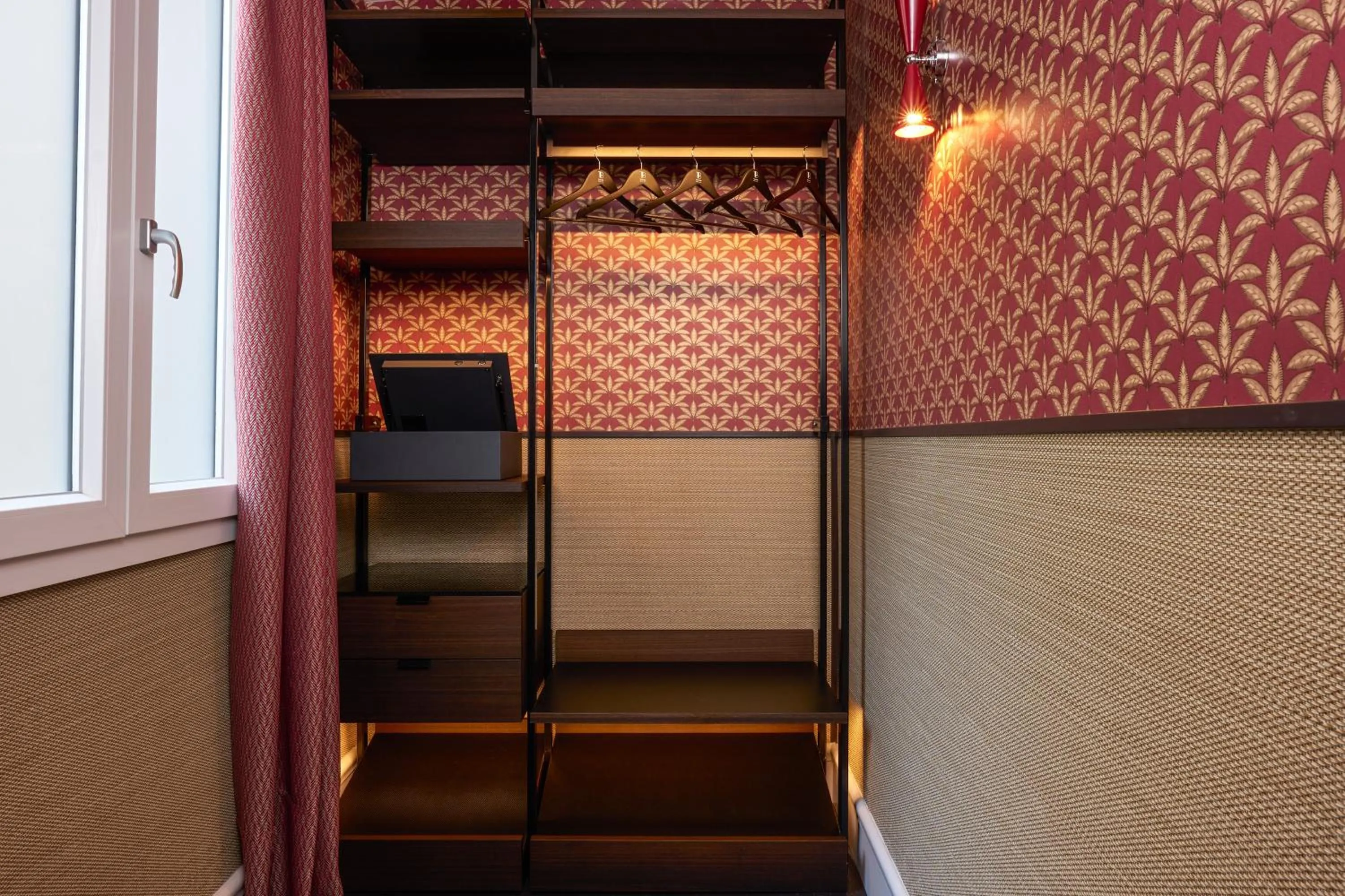 wardrobe in TB Place Roma