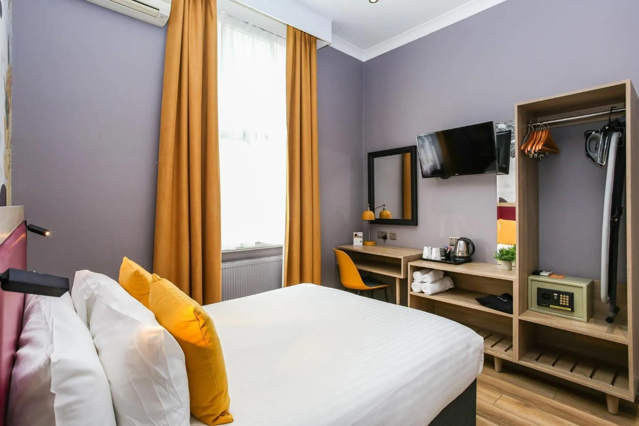 Bedroom, Bed in Comfort Inn Victoria