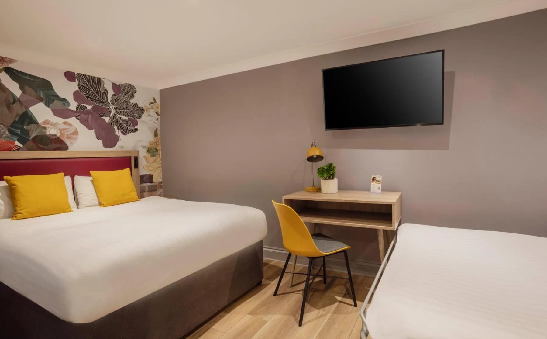 Bed in Comfort Inn Victoria