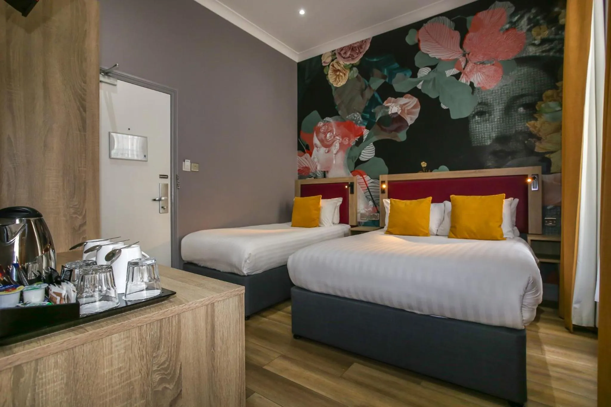 Bed in Comfort Inn Victoria