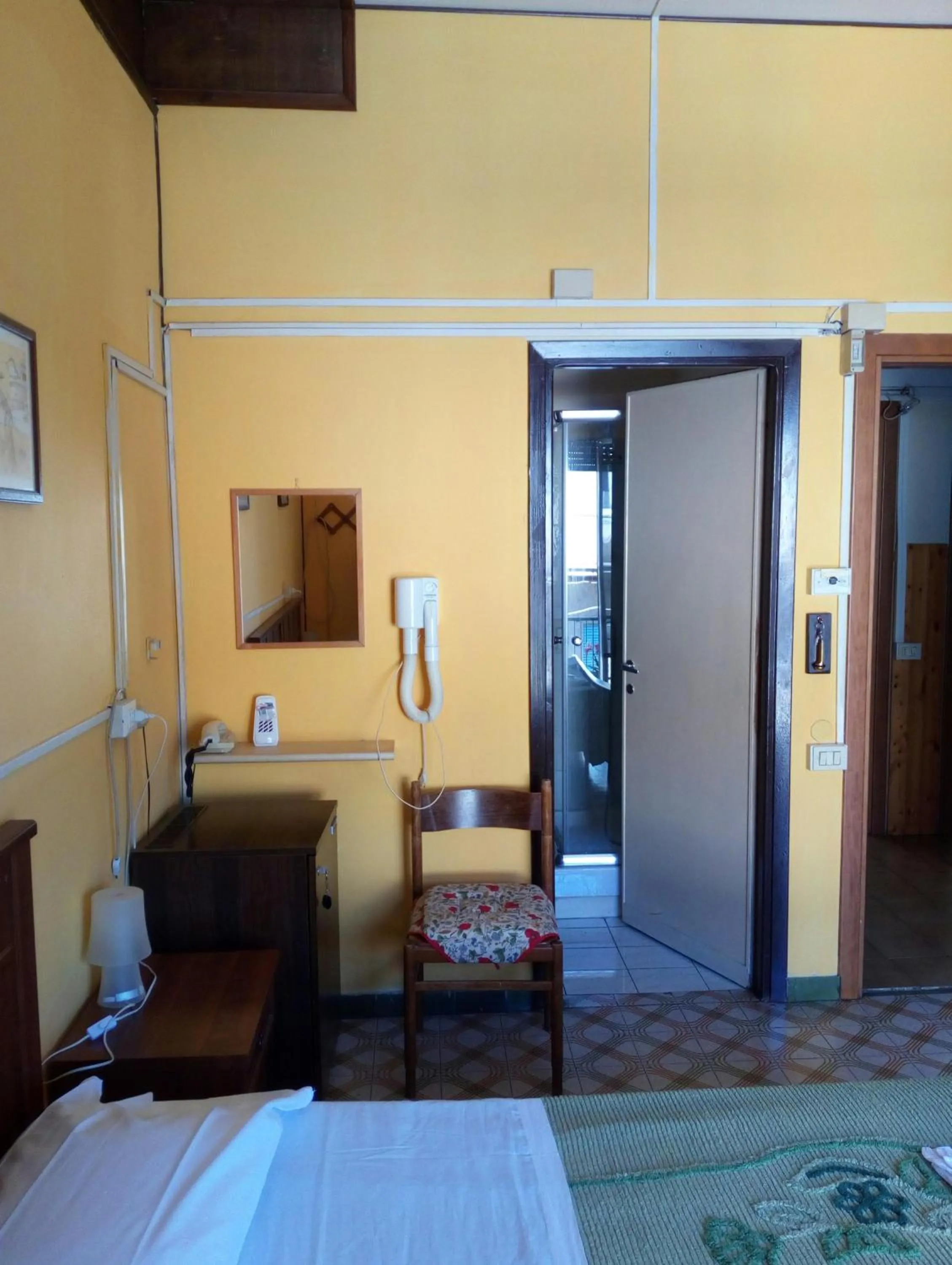 Photo of the whole room, Seating Area in Albergo Da Peppino