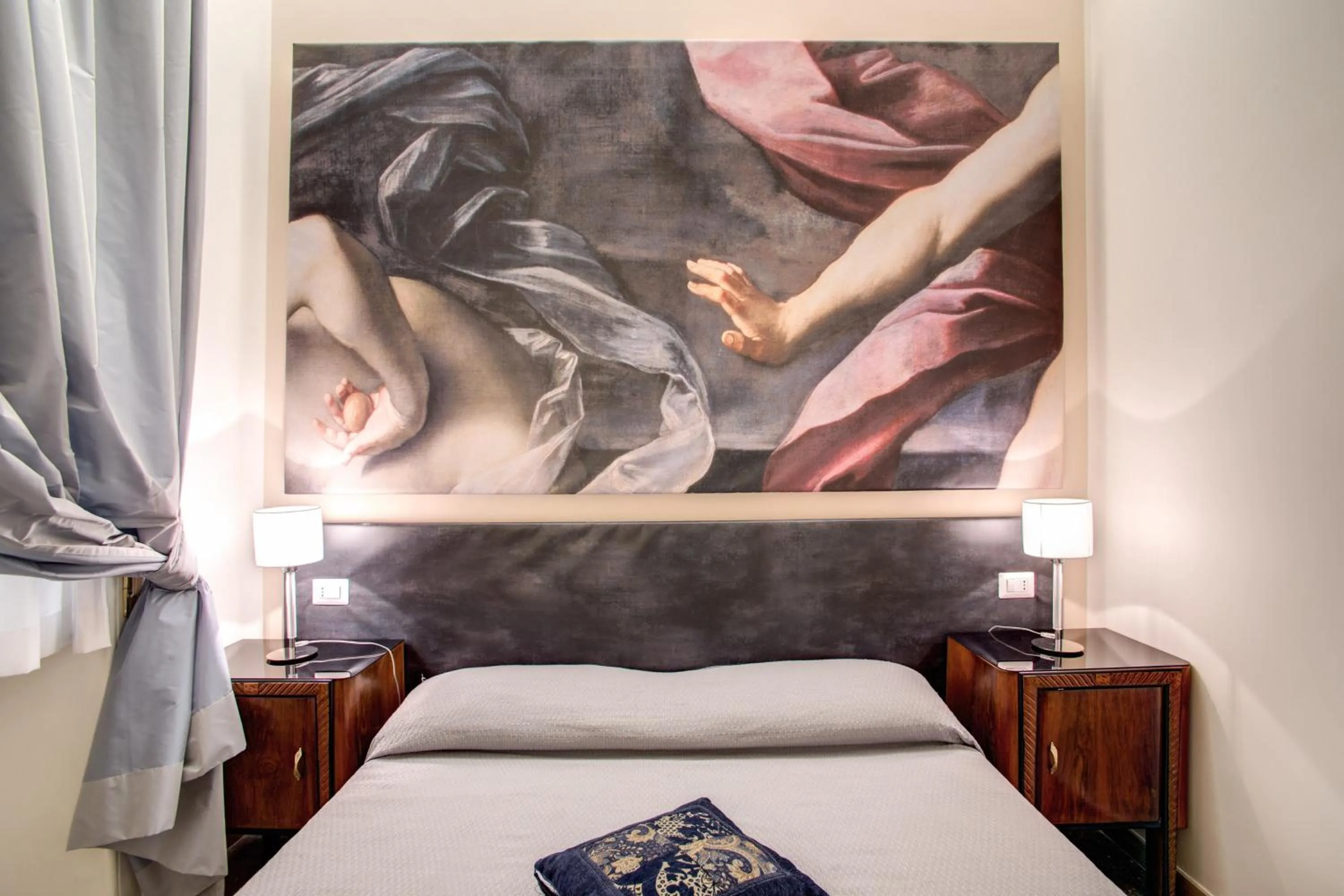 Decorative detail, Bed in Roma In Una Stanza Guesthouse