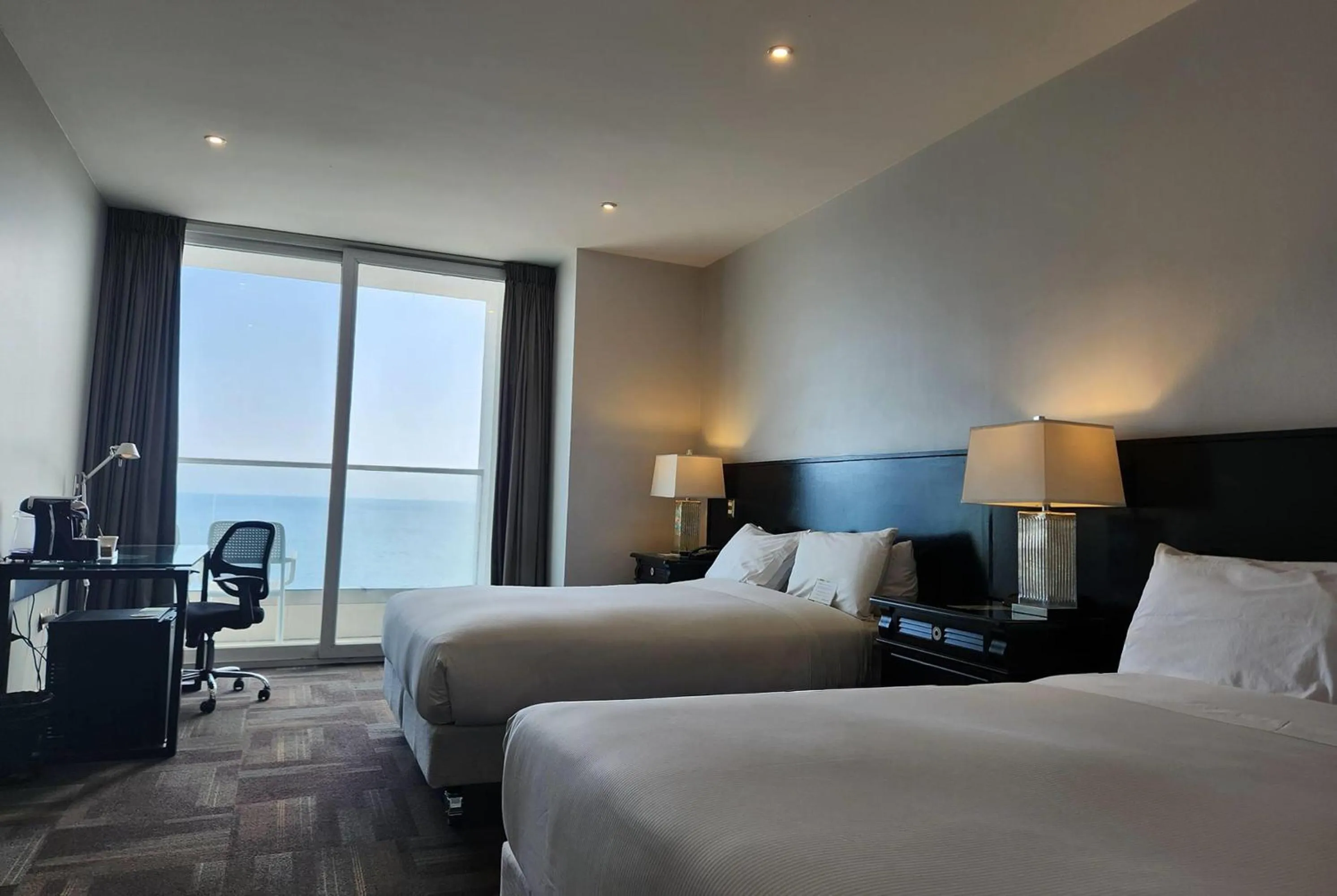 Photo of the whole room, Bed in Wyndham Garden Antofagasta Pettra