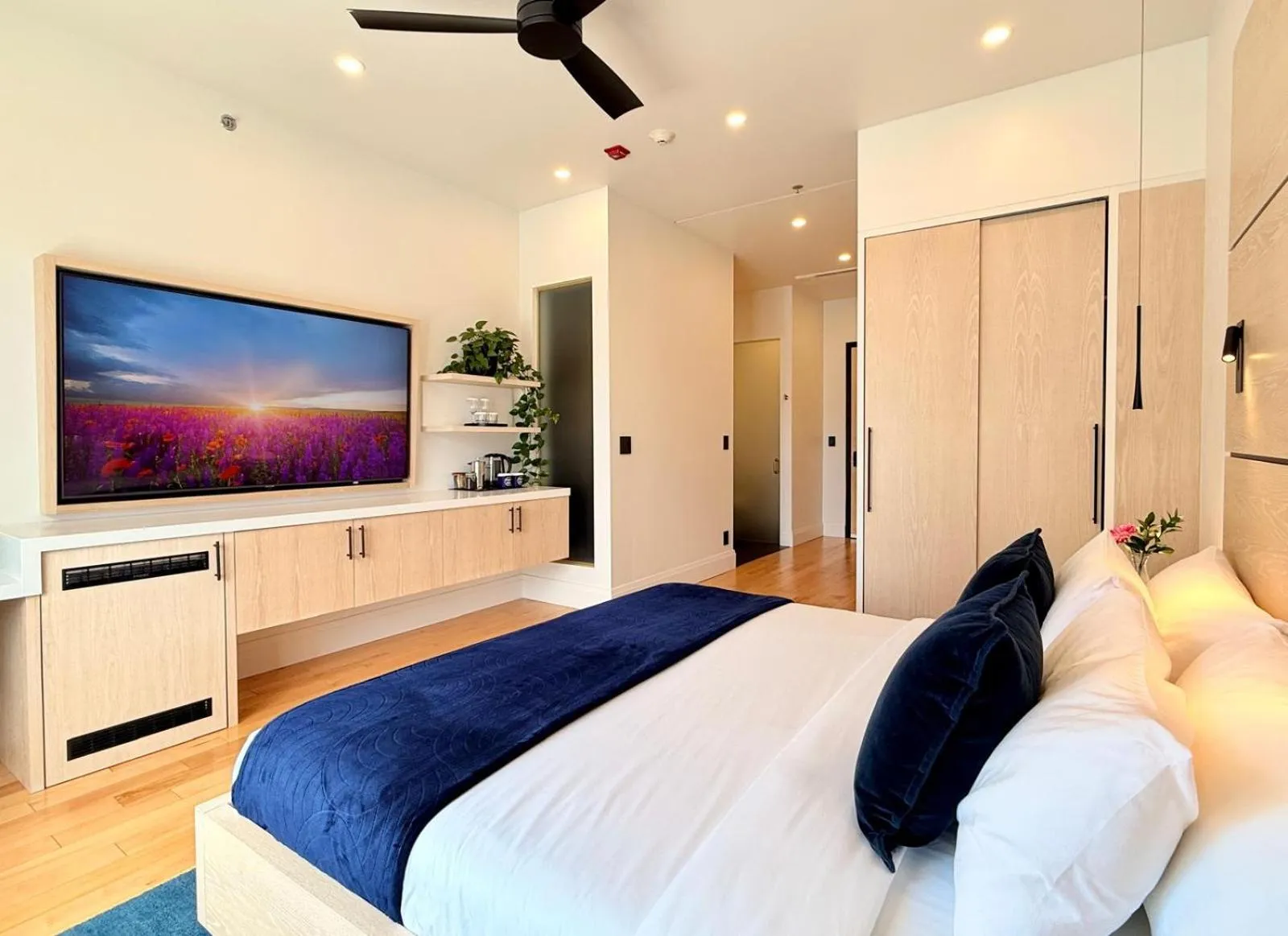 Bedroom, Bed in Cribs on Main