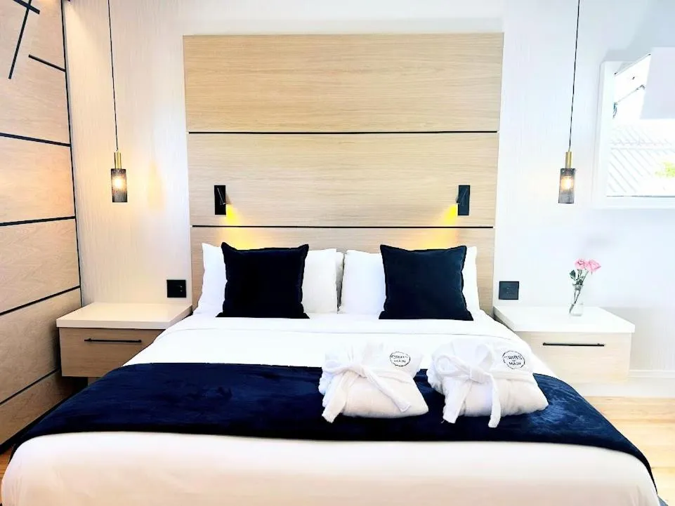 Bed in Cribs on Main