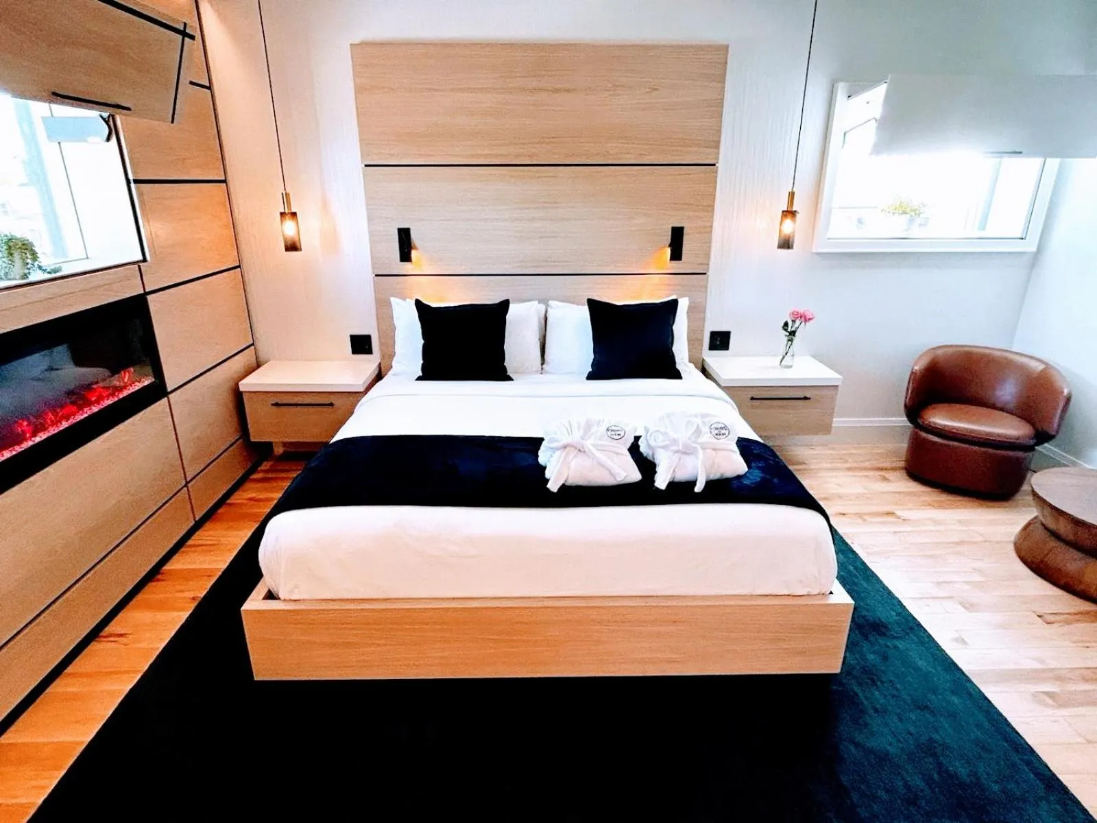 Shower, Bed in Cribs on Main