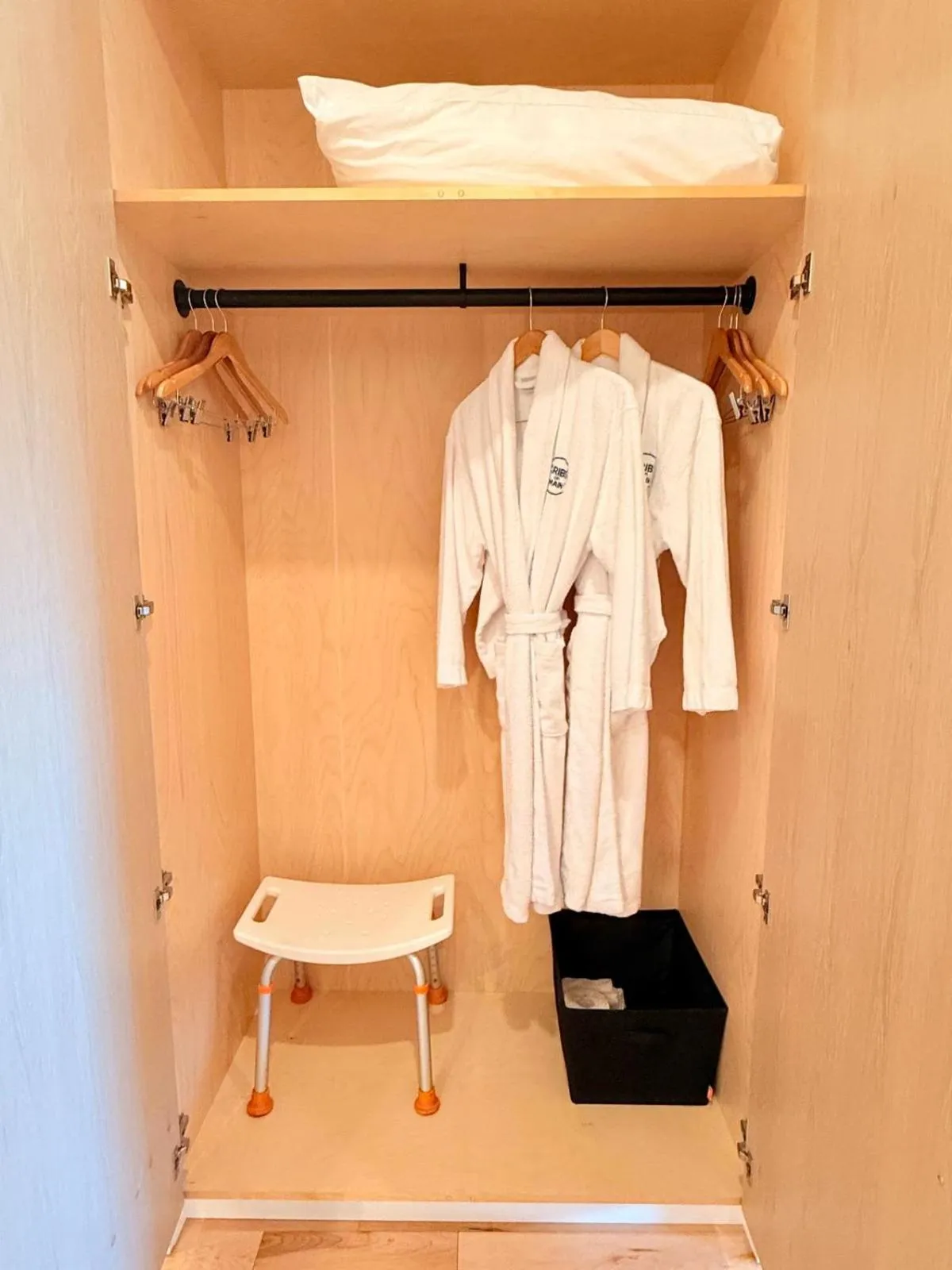 wardrobe in Cribs on Main