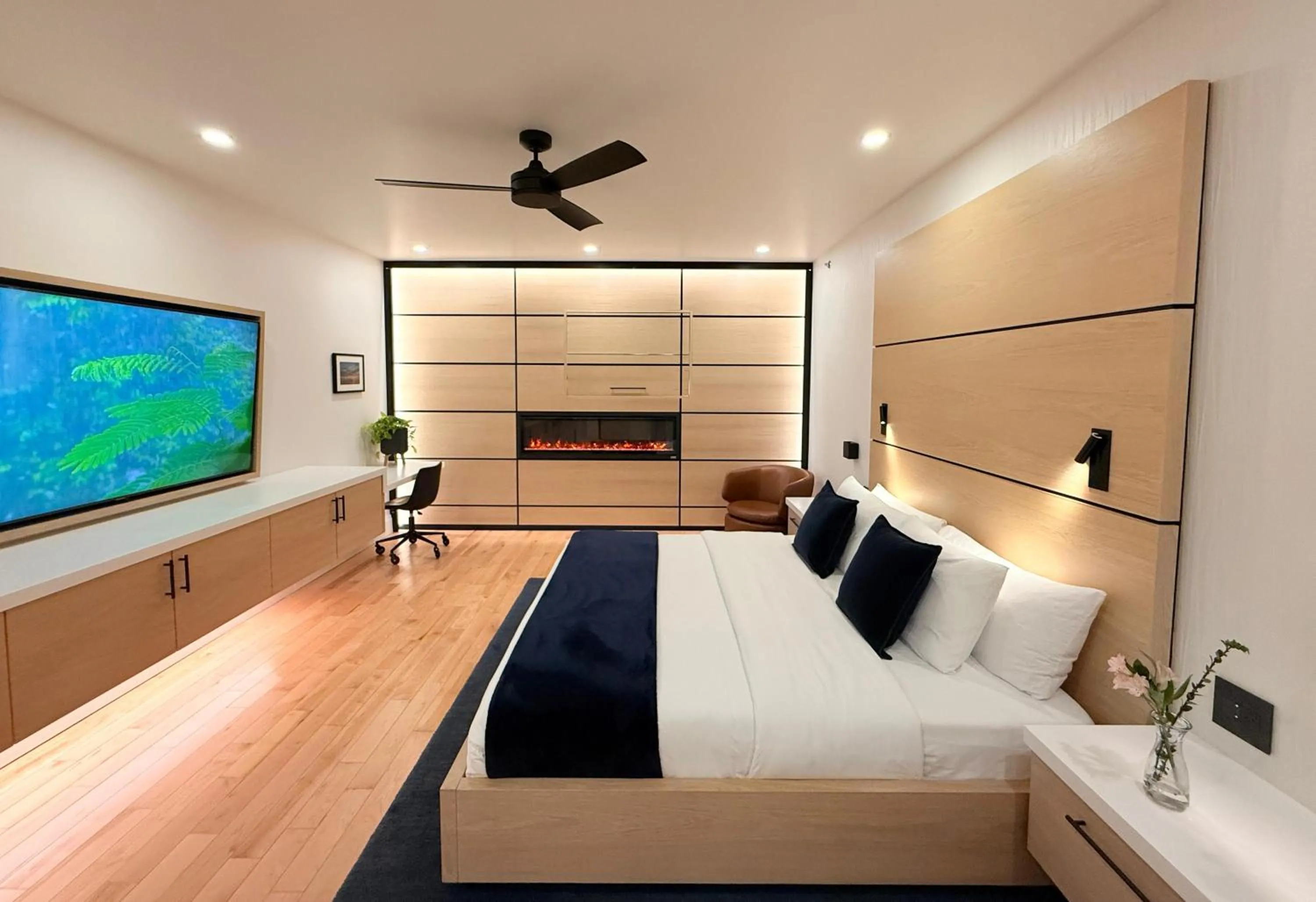 Bedroom, Bed in Cribs on Main