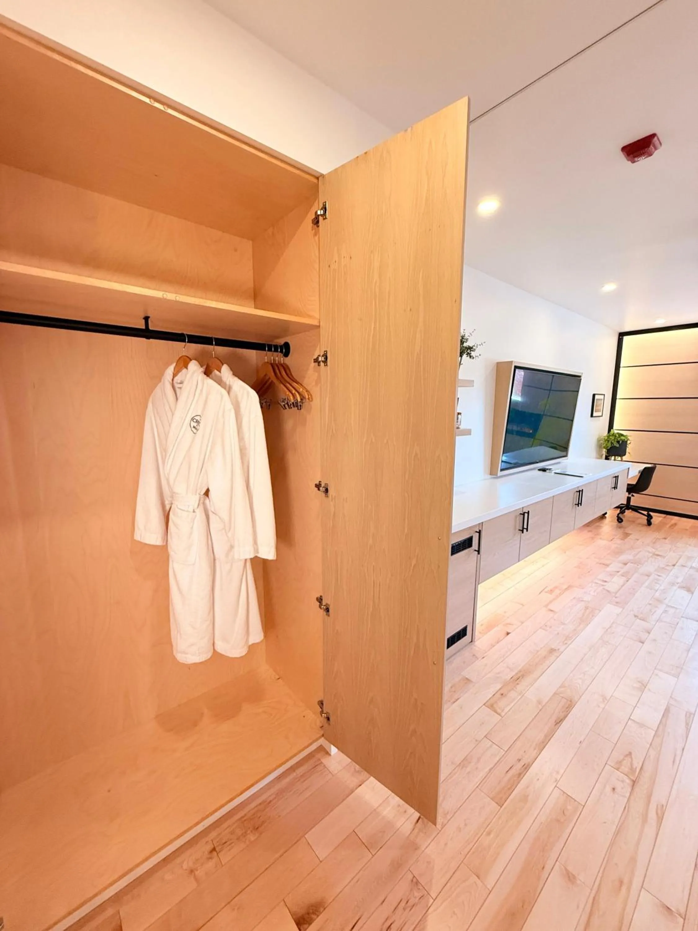 wardrobe in Cribs on Main