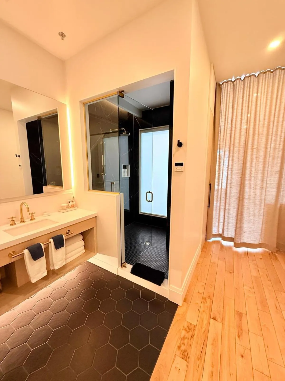 Shower, Bed in Cribs on Main